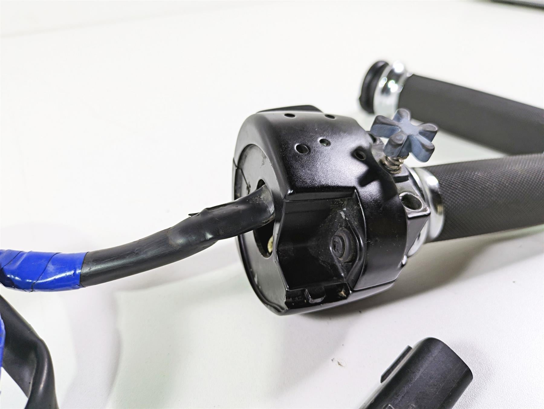 2009 Harley FLSTSB Cross Bones Right Hand Control Switch - Read 71684-06A {{ shop.shopifyCountryName }} - Mototech271