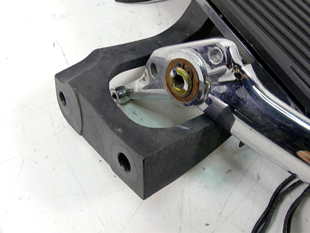 2019 Indian Chieftain Classic Left Floor Board + Shift Lever 1019309 5138405 {{ shop.shopifyCountryName }} - Mototech271