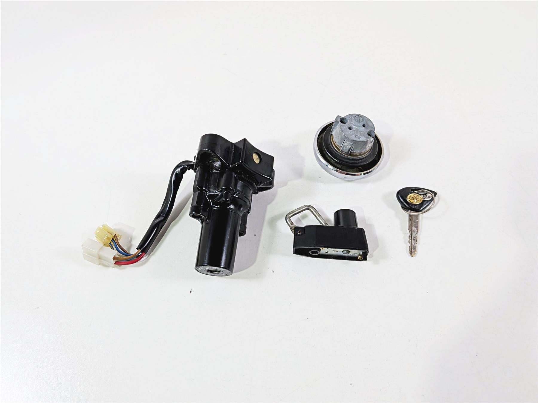 2006 Yamaha XVZ1300 Royal Star Ignition Switch Key Gas Cap Lock Set 1D6-82501-00-00 {{ shop.shopifyCountryName }} - Mototech271
