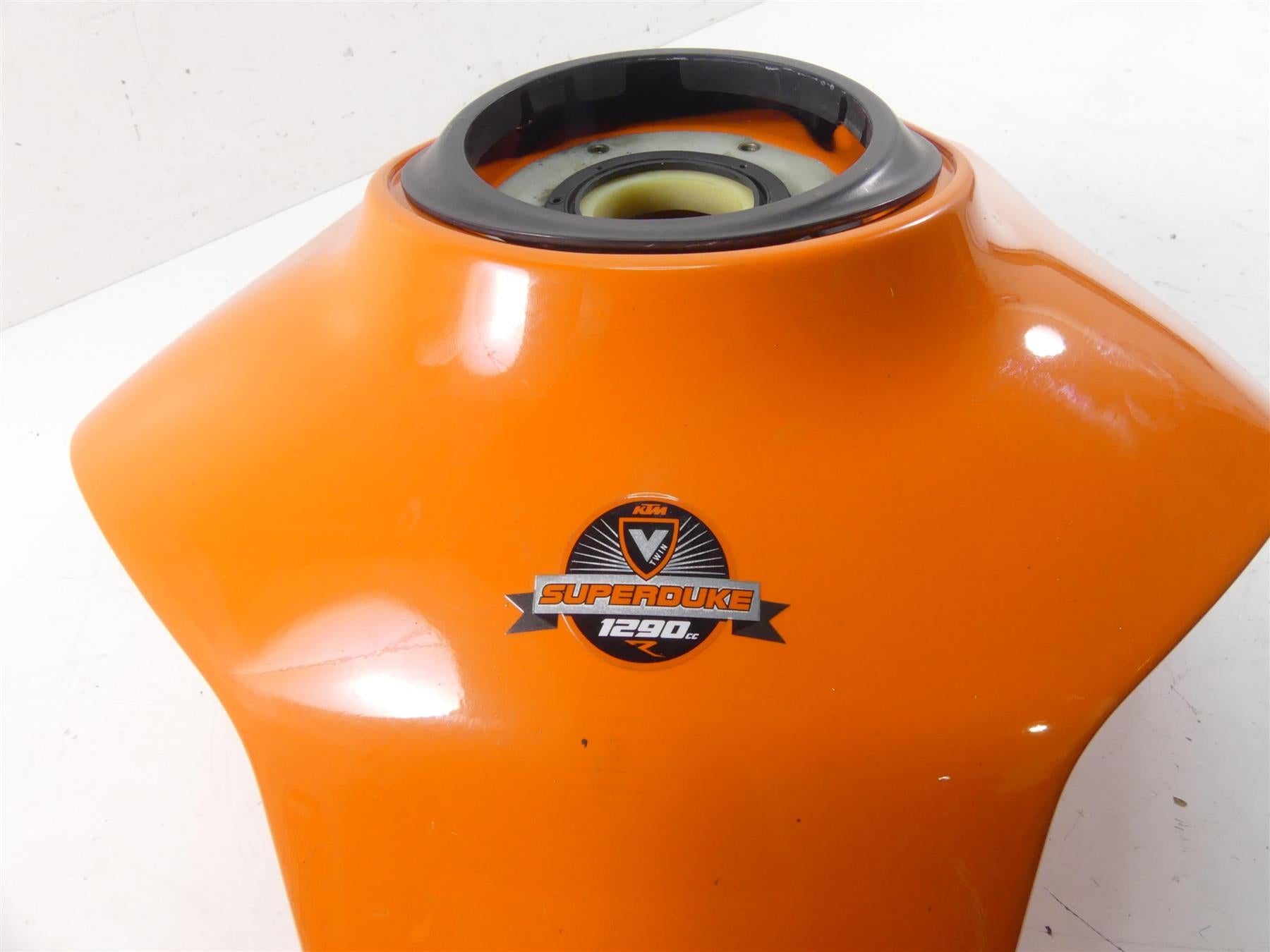 2015 KTM 1290R Super Duke Fuel Gas Petrol Tank & Upper Cover 6130701304430A {{ shop.shopifyCountryName }} - Mototech271