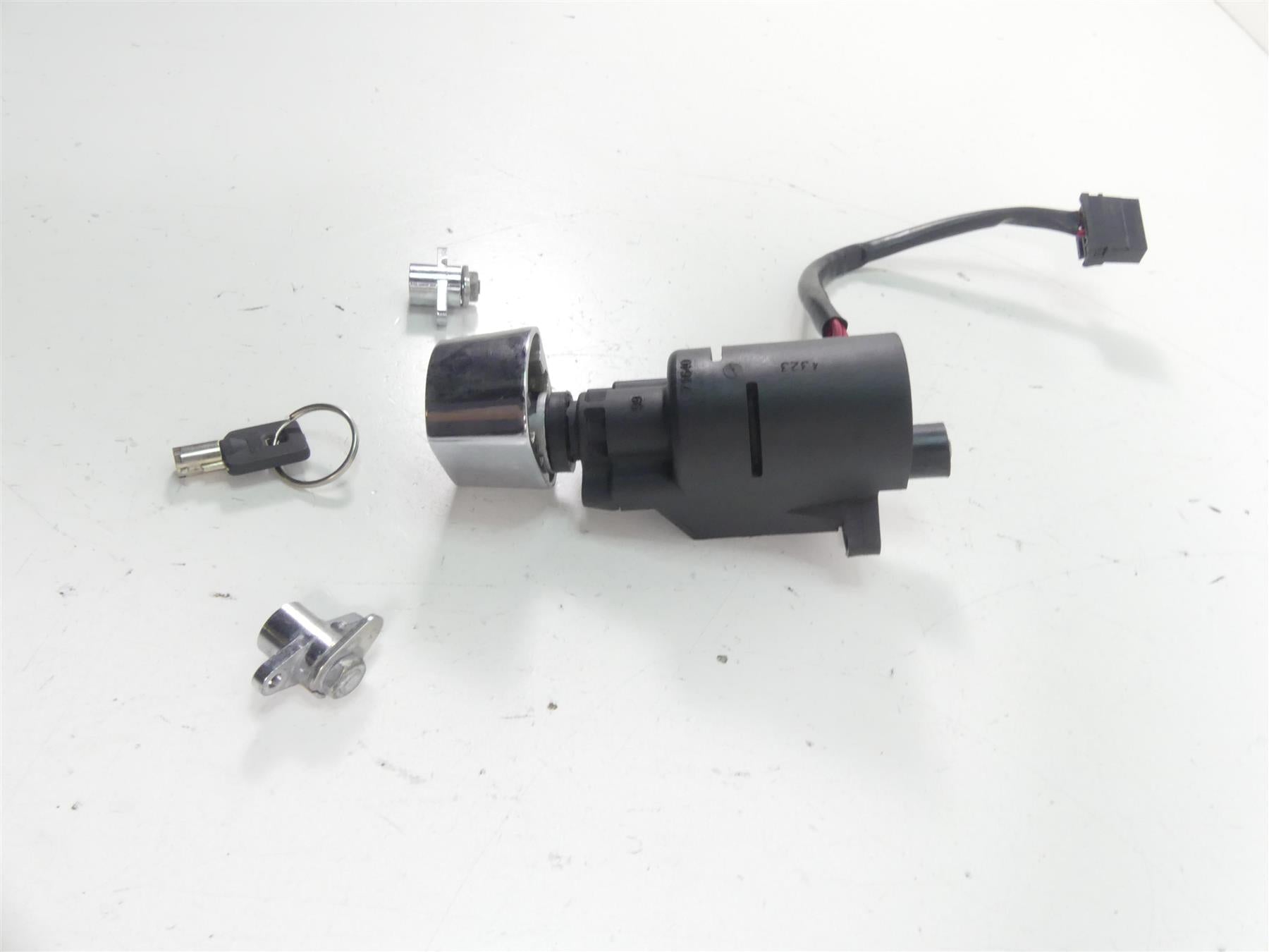 2005 Harley Touring CVO FLHTC SE Electra Glide Ignition Switch Key Set 71640-99 {{ shop.shopifyCountryName }} - Mototech271