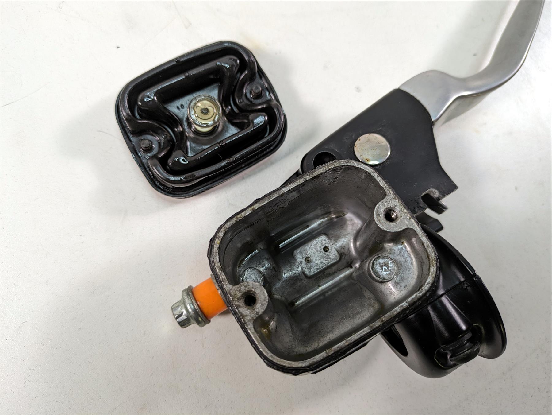 2006 Harley Touring FLHTCUI Electra Glide Front Brake Master Cylinder 41700738 {{ shop.shopifyCountryName }} - Mototech271