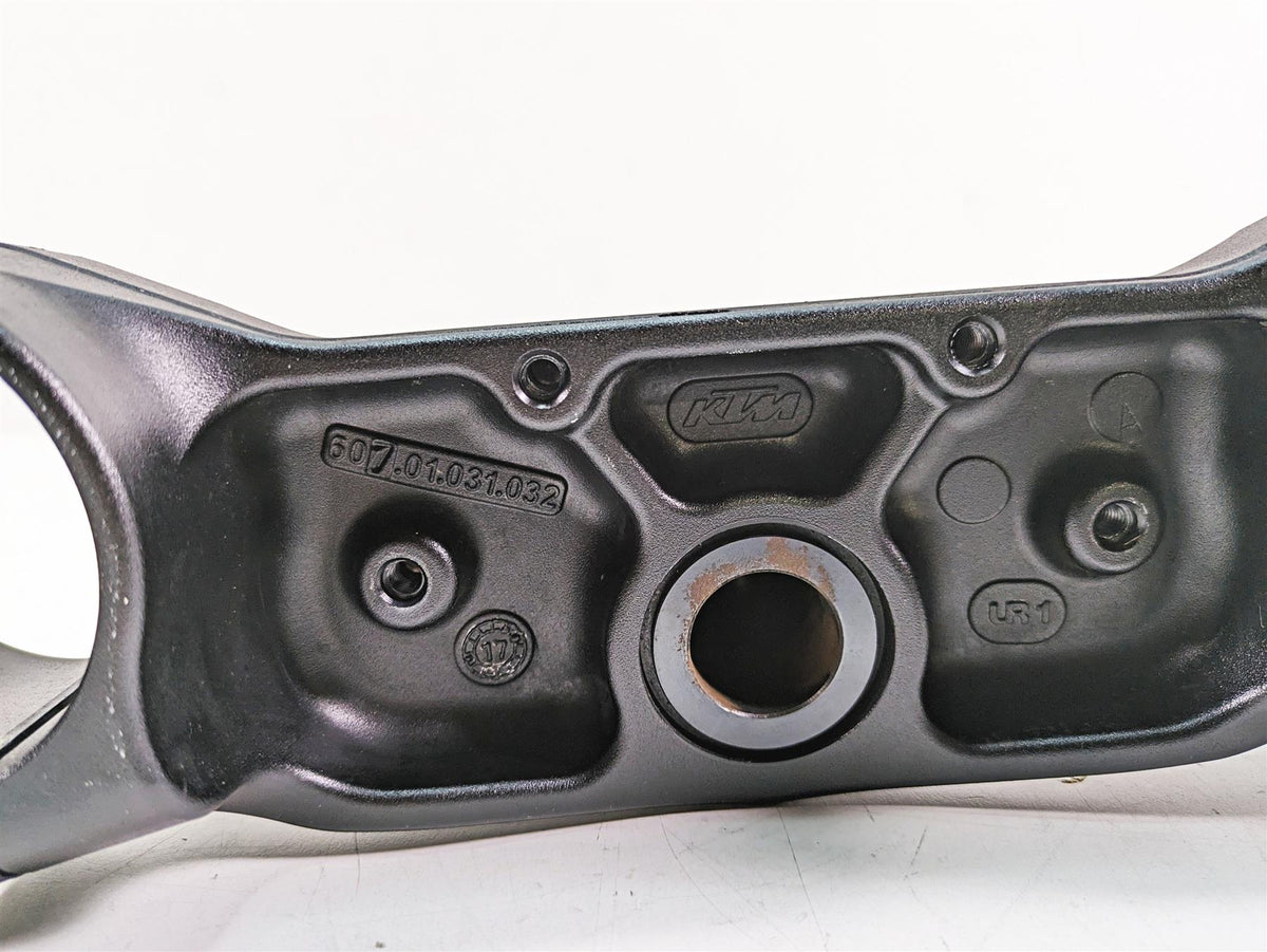 2018 KTM 1090 Adventure R Lower Triple Tree Steering Clamp 6040103203233S {{ shop.shopifyCountryName }} - Mototech271