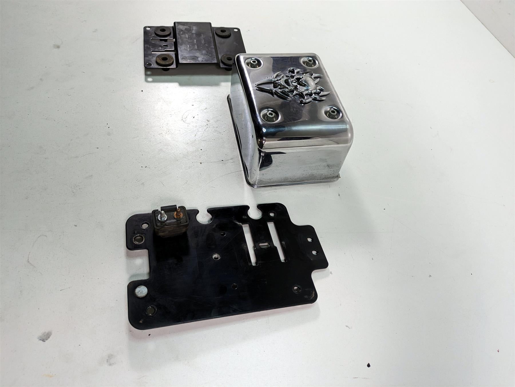 2000 Harley Dyna FXDL Low Rider Electrical Box Carrier & Chrome Cover 66333-99 {{ shop.shopifyCountryName }} - Mototech271