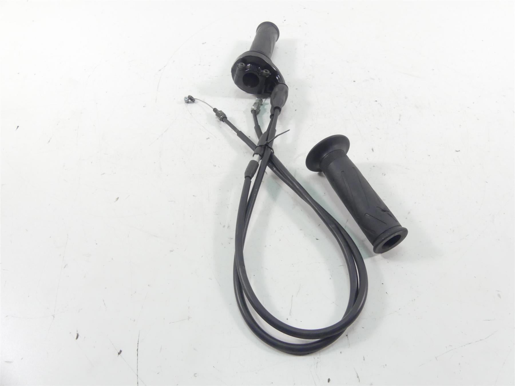 2008 Yamaha FZ1 Fazer Hand Throttle Grip Cable Set 4YR-26240-02-00 4YR-26240-03 {{ shop.shopifyCountryName }} - Mototech271