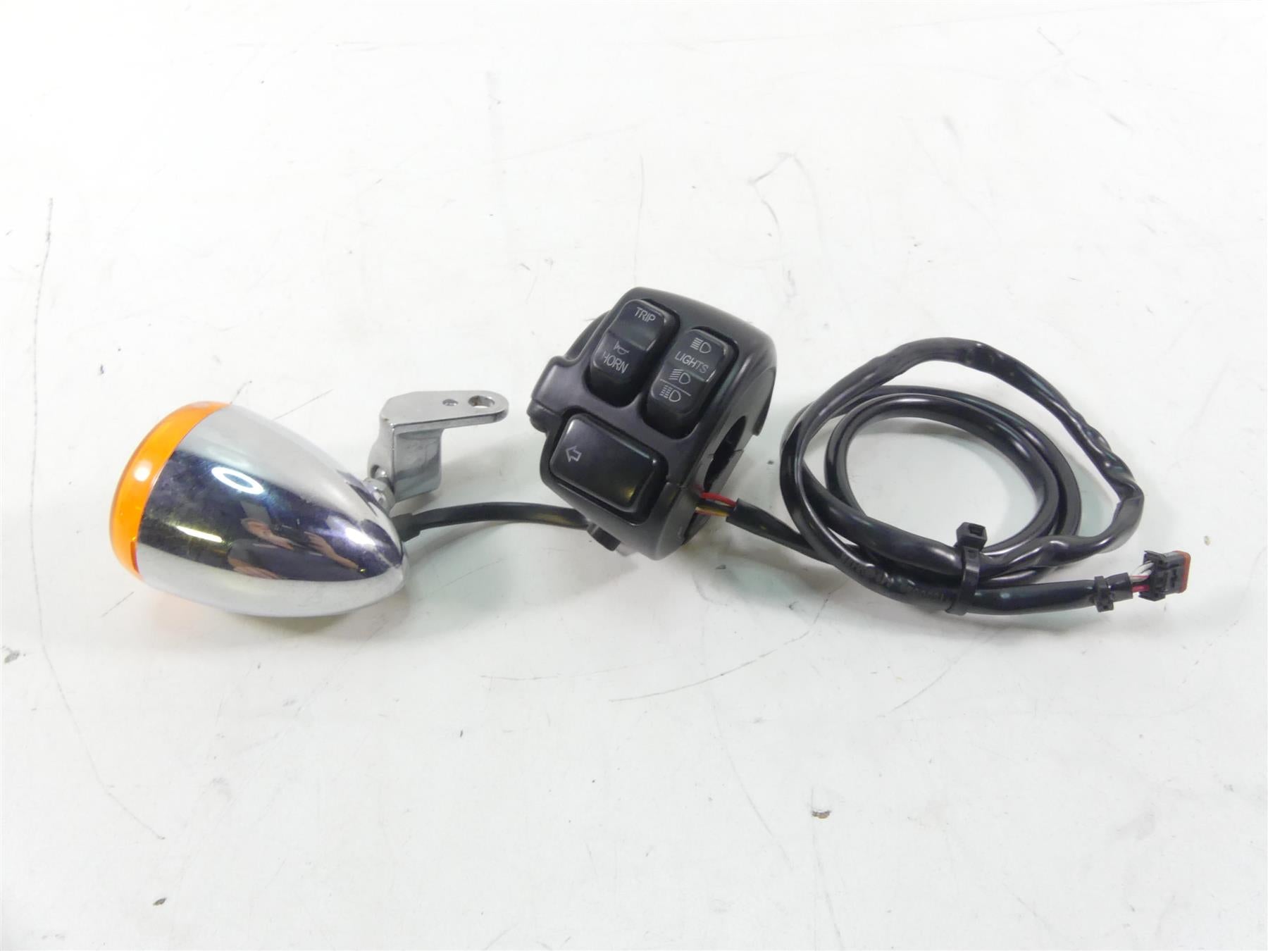 2014 Harley Dyna FXDF Fat Bob Left Hand Light Blinker Control Switch 72945-12 {{ shop.shopifyCountryName }} - Mototech271