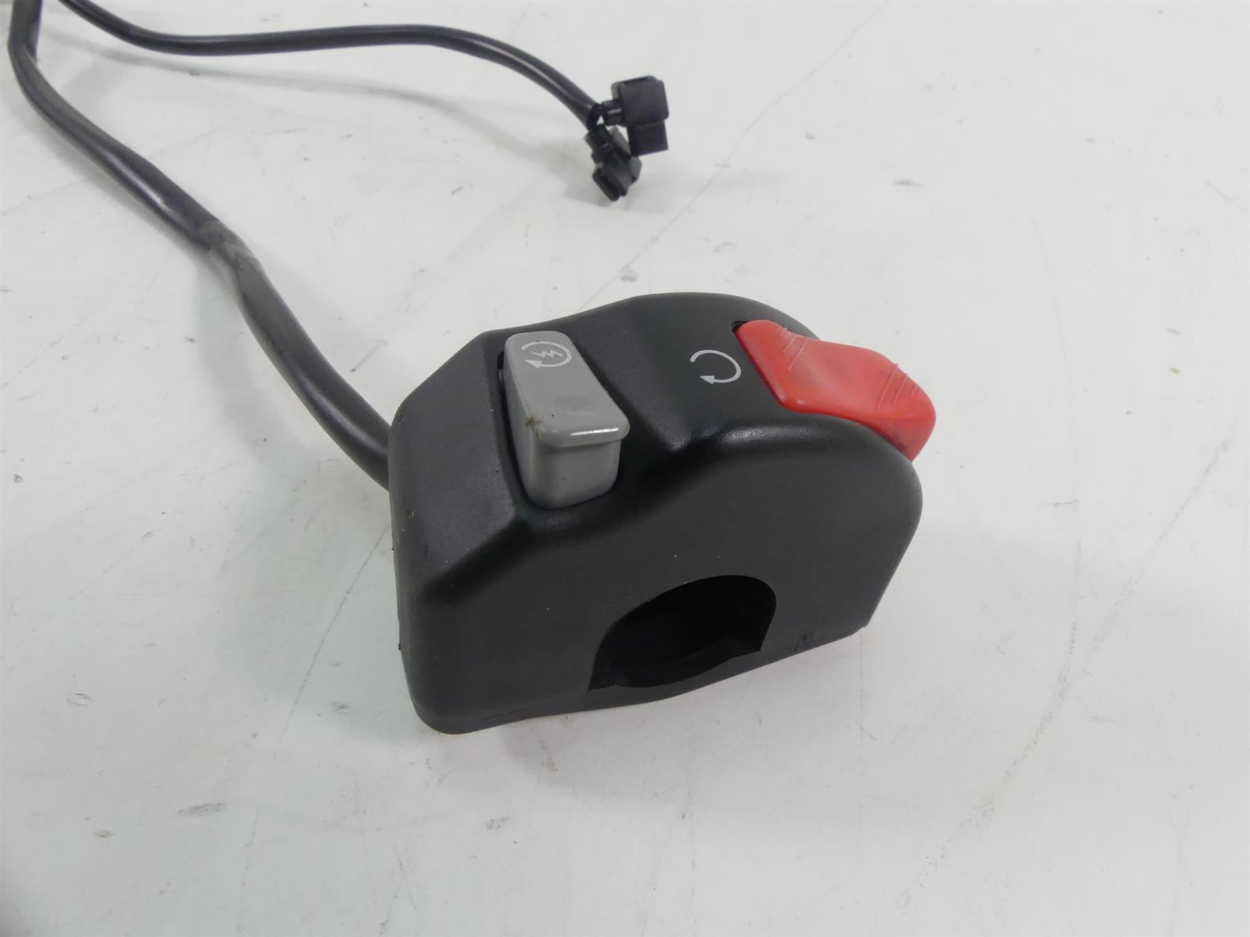 2013 Yamaha VMX17 V-Max 1700 Right Start Stop Control Switch 2S3-83975-00-00 {{ shop.shopifyCountryName }} - Mototech271