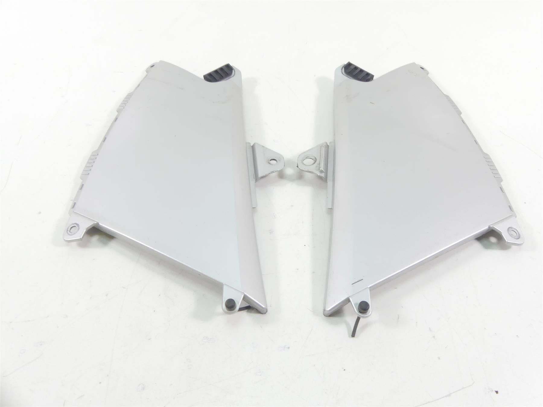 2009 BMW R1200GS K25 Left Right Between Leg Side Cover Fairing Set 46637693433 {{ shop.shopifyCountryName }} - Mototech271