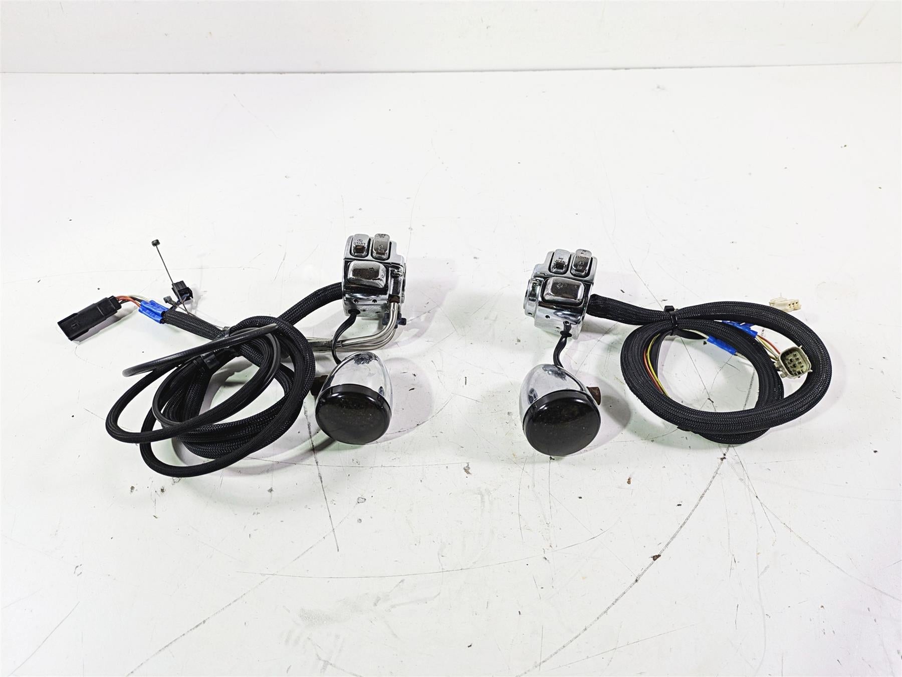 2007 Harley FXDWG Dyna Wide Glide Chrome Control Switch Blinker Set 71682-06A {{ shop.shopifyCountryName }} - Mototech271