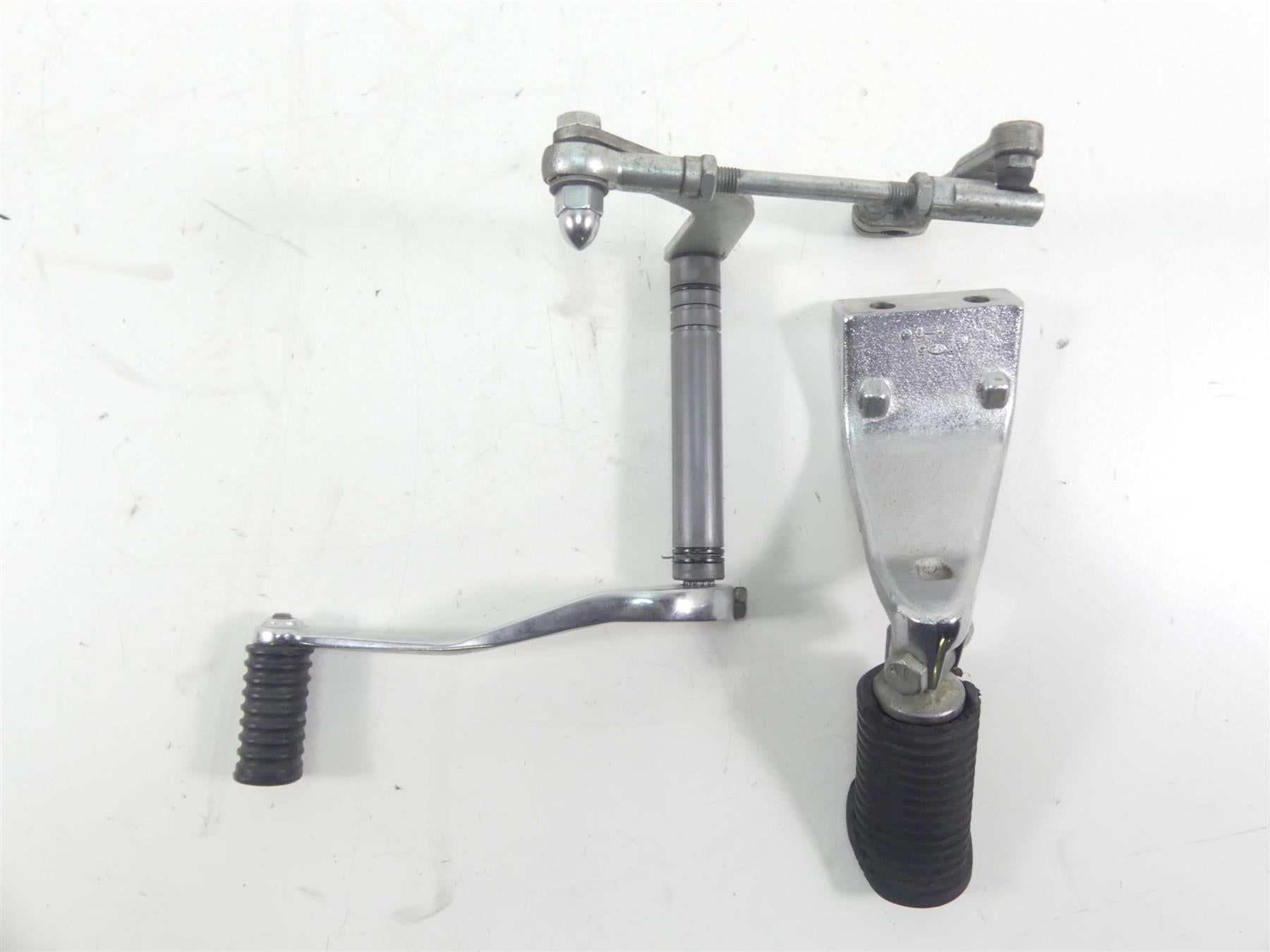 2003 Harley Dyna 100TH FXDL Low Rider Left Front Footpeg & Shifter Mid 50639-90 {{ shop.shopifyCountryName }} - Mototech271