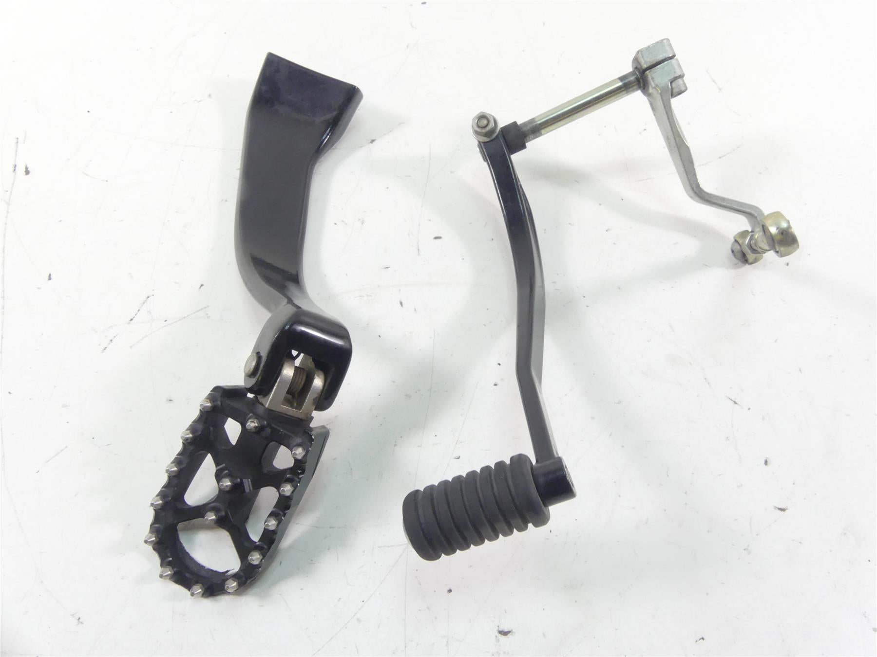 2019 Harley Softail FXBB Street Bob Shifter Shift Lever & Mid Footpeg 33600234 {{ shop.shopifyCountryName }} - Mototech271