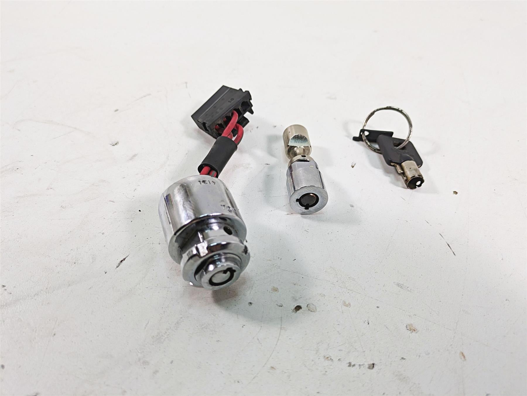 2005 Harley Dyna FXDL Low Rider Ignition Switch Key Lock Set 71476