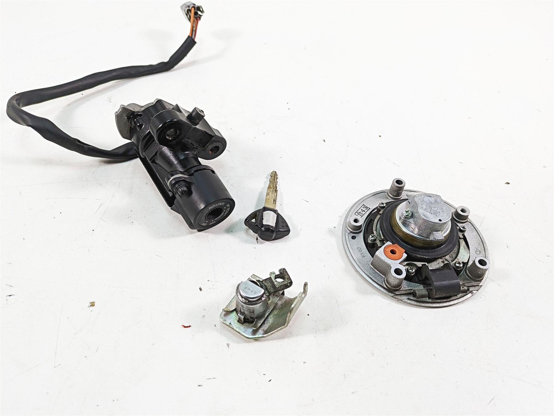 2009 Suzuki GSXR750 K9 Ignition Switch Key Lock Set 37101-40820 37101-40822 {{ shop.shopifyCountryName }} - Mototech271