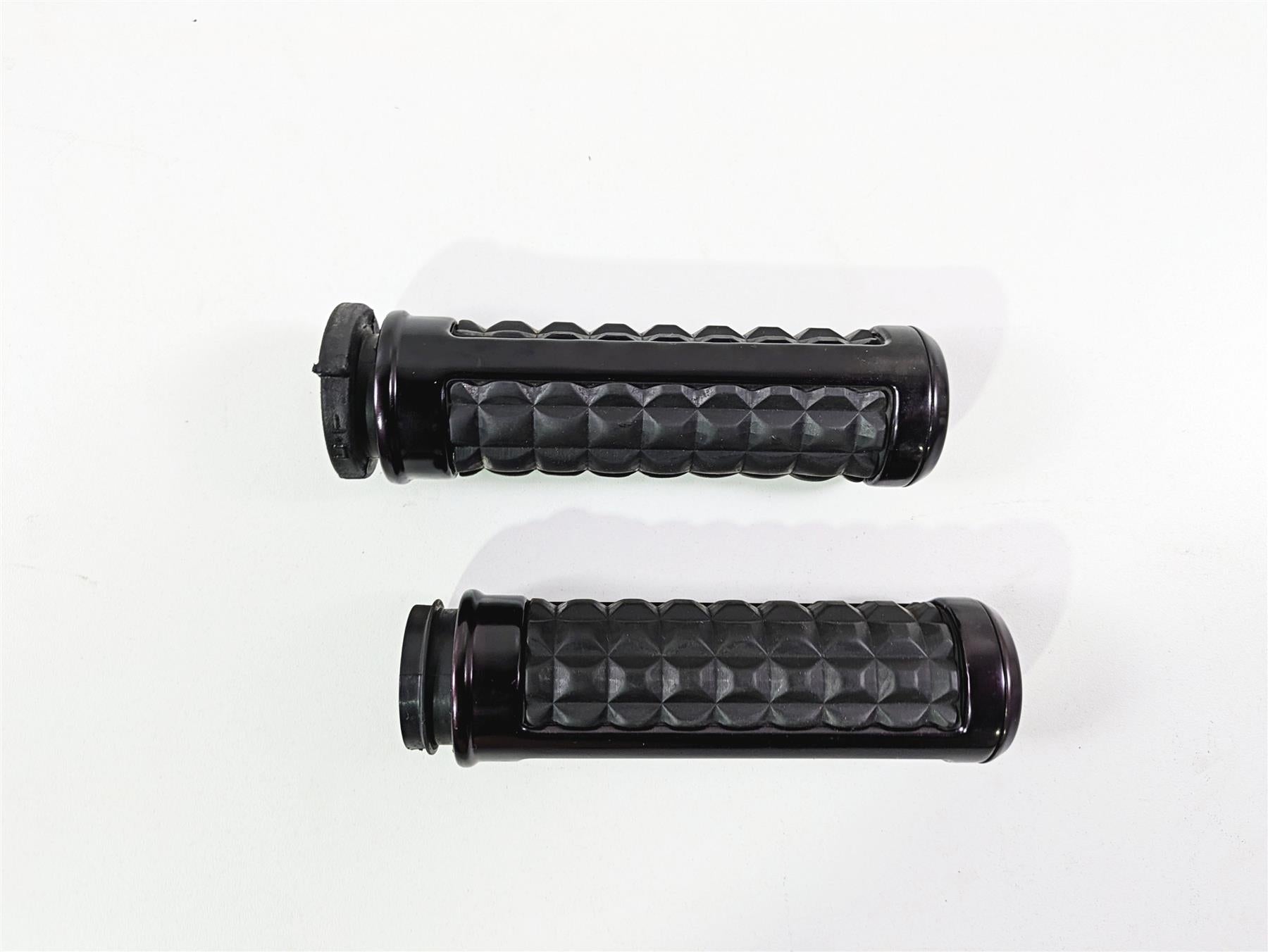 2019 Harley Softail FXDR 114 Dominion Hand Grip Set 56100231 {{ shop.shopifyCountryName }} - Mototech271
