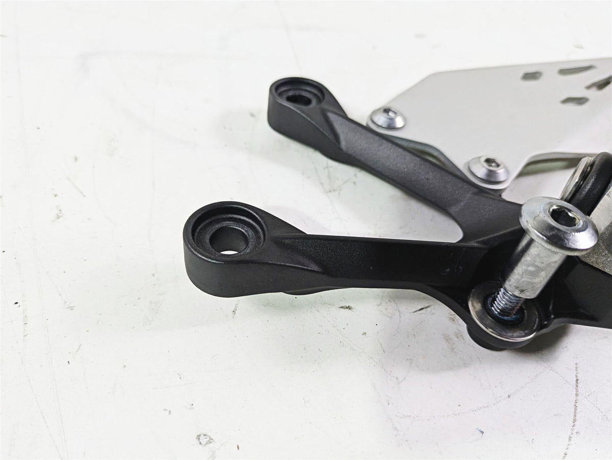 2024 Kawasaki ZX6R ZX636 Ninja Left Foot Peg + Mount & Guard 35063-0160-18R {{ shop.shopifyCountryName }} - Mototech271