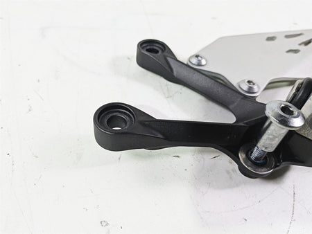2024 Kawasaki ZX6R ZX636 Ninja Left Foot Peg + Mount & Guard 35063-0160-18R {{ shop.shopifyCountryName }} - Mototech271