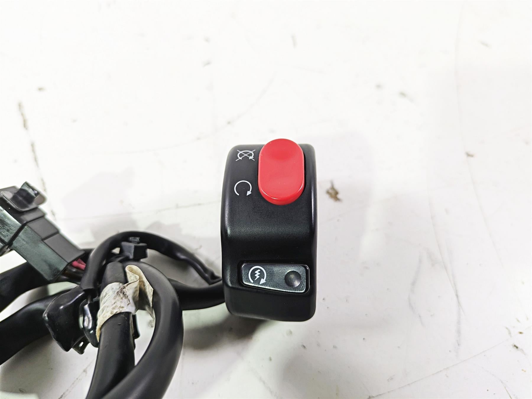 2012 Triumph Daytona 675 Right Hand Start Stop Control Switch T2049237 {{ shop.shopifyCountryName }} - Mototech271