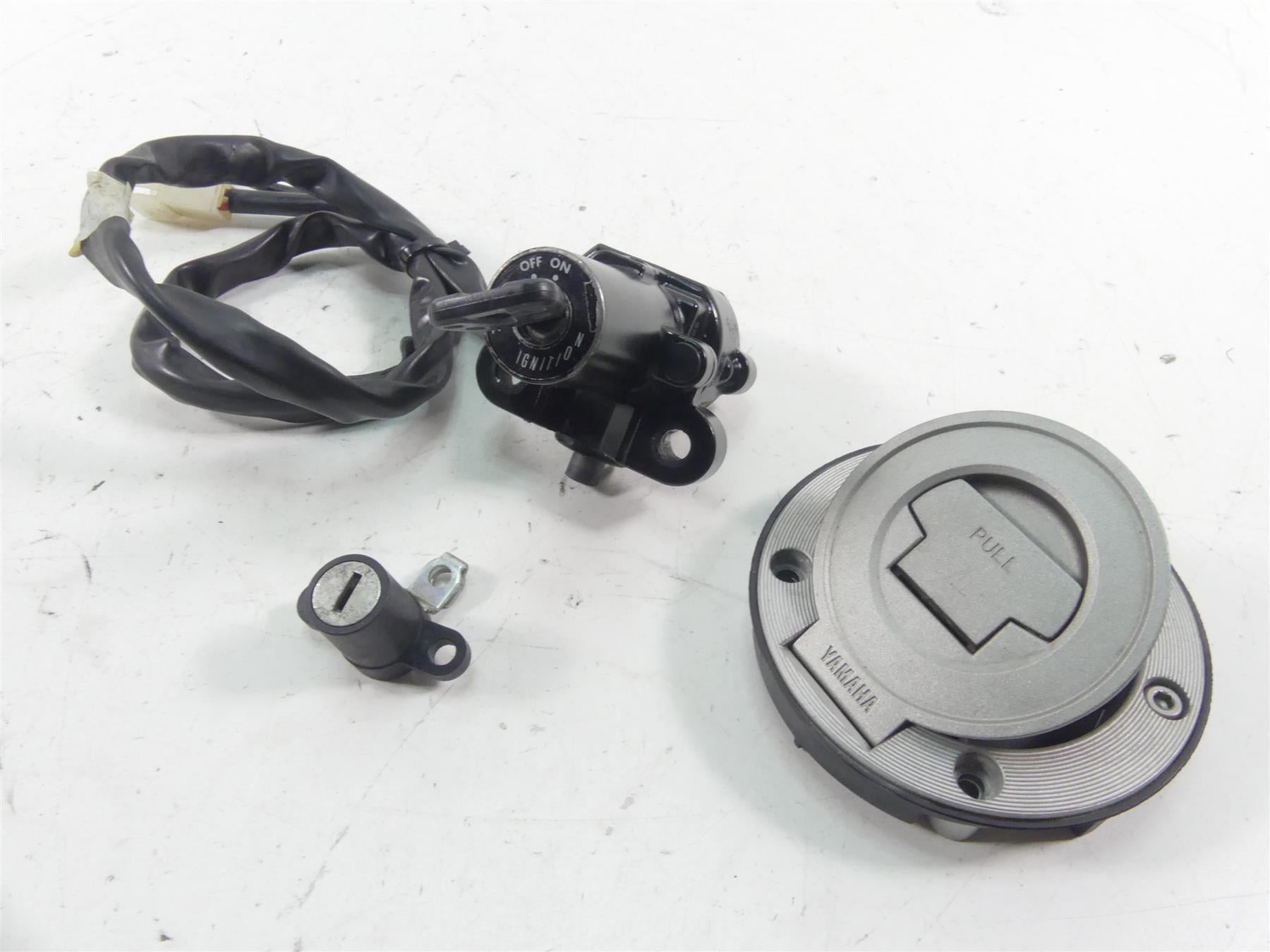 2008 Yamaha FZ1 Fazer Ignition Switch Seat Fuel Gas Cap Key Lock 3C3-82501-10-00 {{ shop.shopifyCountryName }} - Mototech271