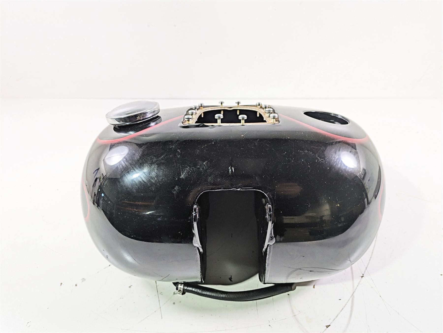 2007 Harley FXDWG Dyna Wide Glide Fuel Gas Petrol Tank - Dented 61586-04B {{ shop.shopifyCountryName }} - Mototech271