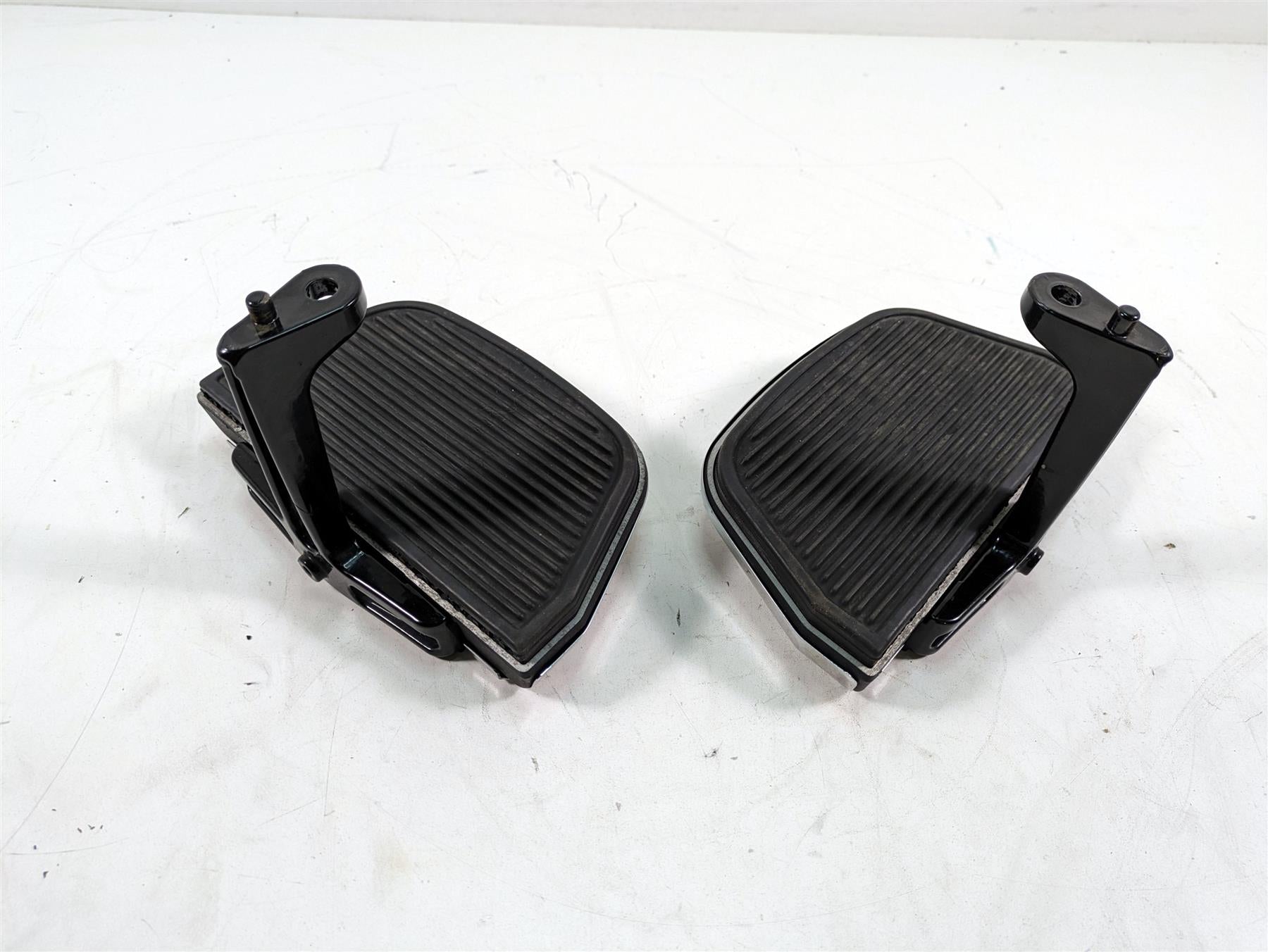 2006 Harley Touring FLHTCUI Electra Glide Passenger Floor Board Set 52719-93B {{ shop.shopifyCountryName }} - Mototech271