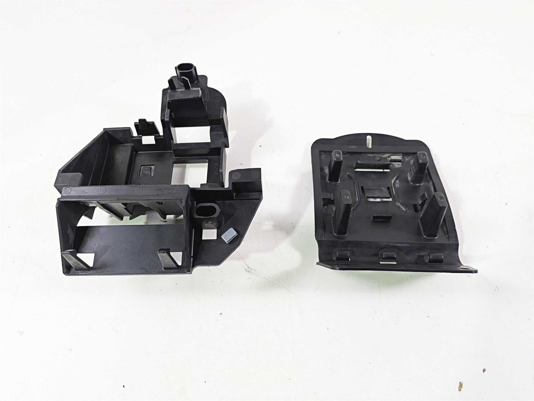 2014 Harley FLS Softail Slim Electric Holder Plastic Stay Carrier Set 70354-11