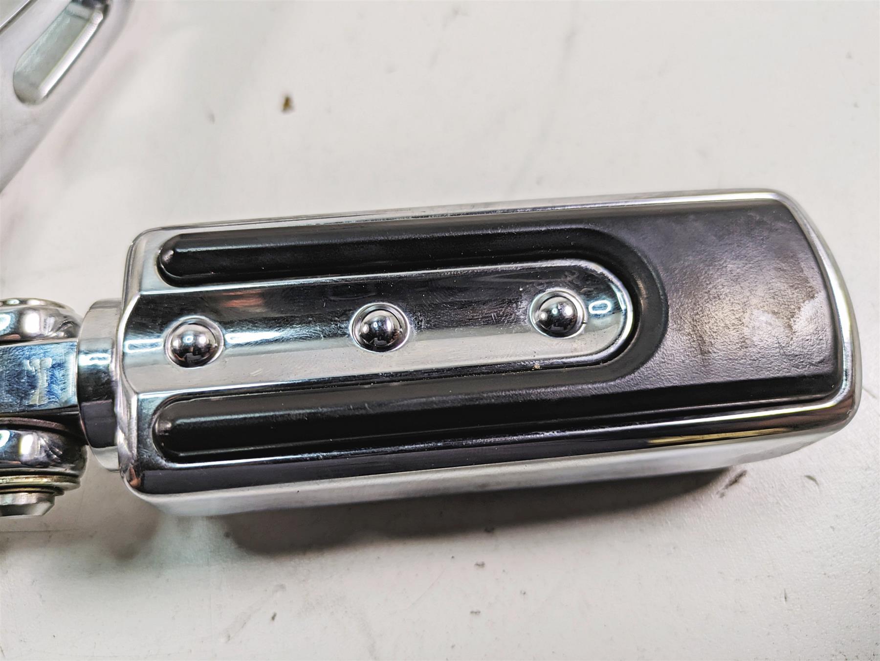 2009 Harley Dyna FXDFSE CVO Fat Bob Right Side Front Control Set 33697-03A {{ shop.shopifyCountryName }} - Mototech271