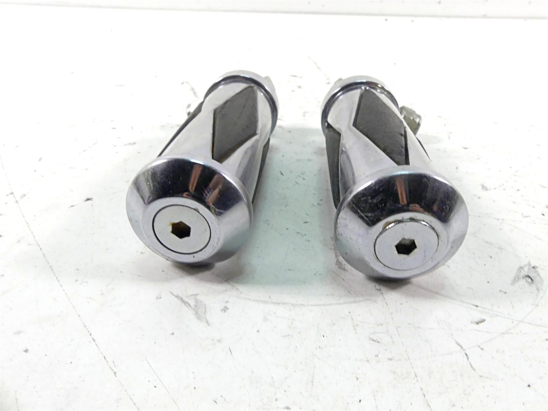1997 Harley Sportster XL1200 C Rear Passenger Foot Peg Set {{ shop.shopifyCountryName }} - Mototech271