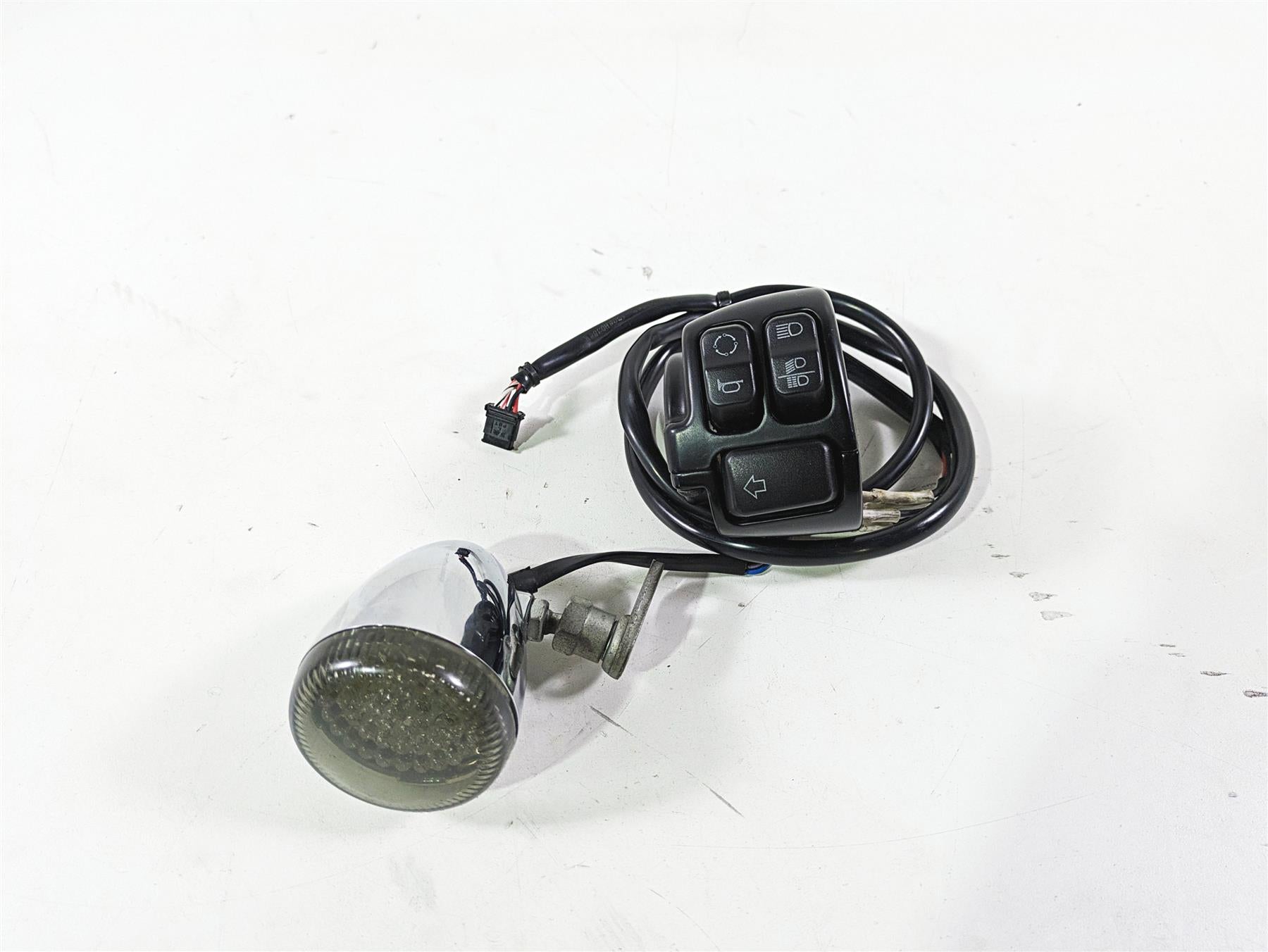2017 Harley Dyna FXDB Street Bob Left Control Switch & Blinker -READ 71500372A {{ shop.shopifyCountryName }} - Mototech271