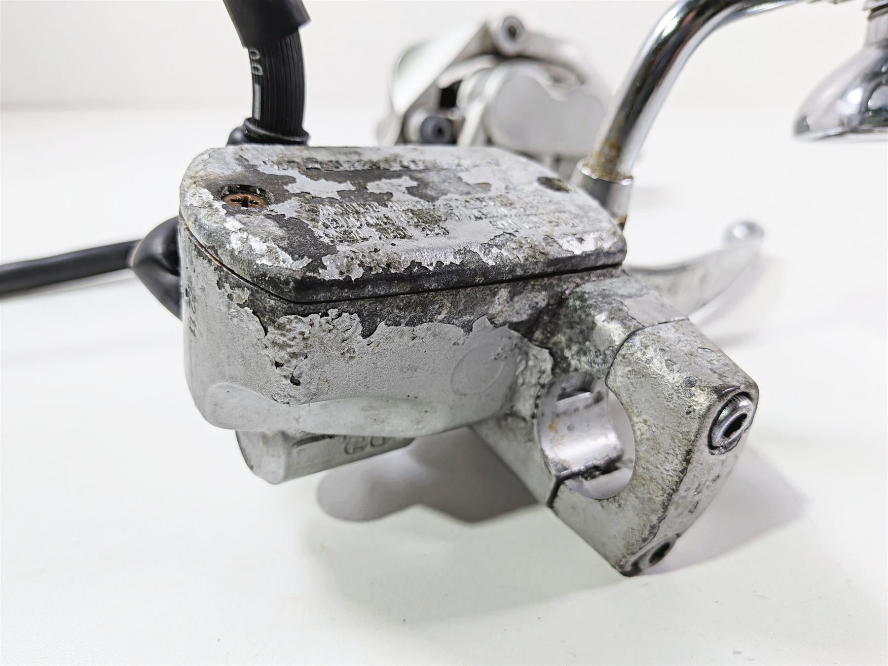 2002 Yamaha XVS650 V-Star Classic Front Brake Caliper & Master 4WM-2580U-00-00 {{ shop.shopifyCountryName }} - Mototech271