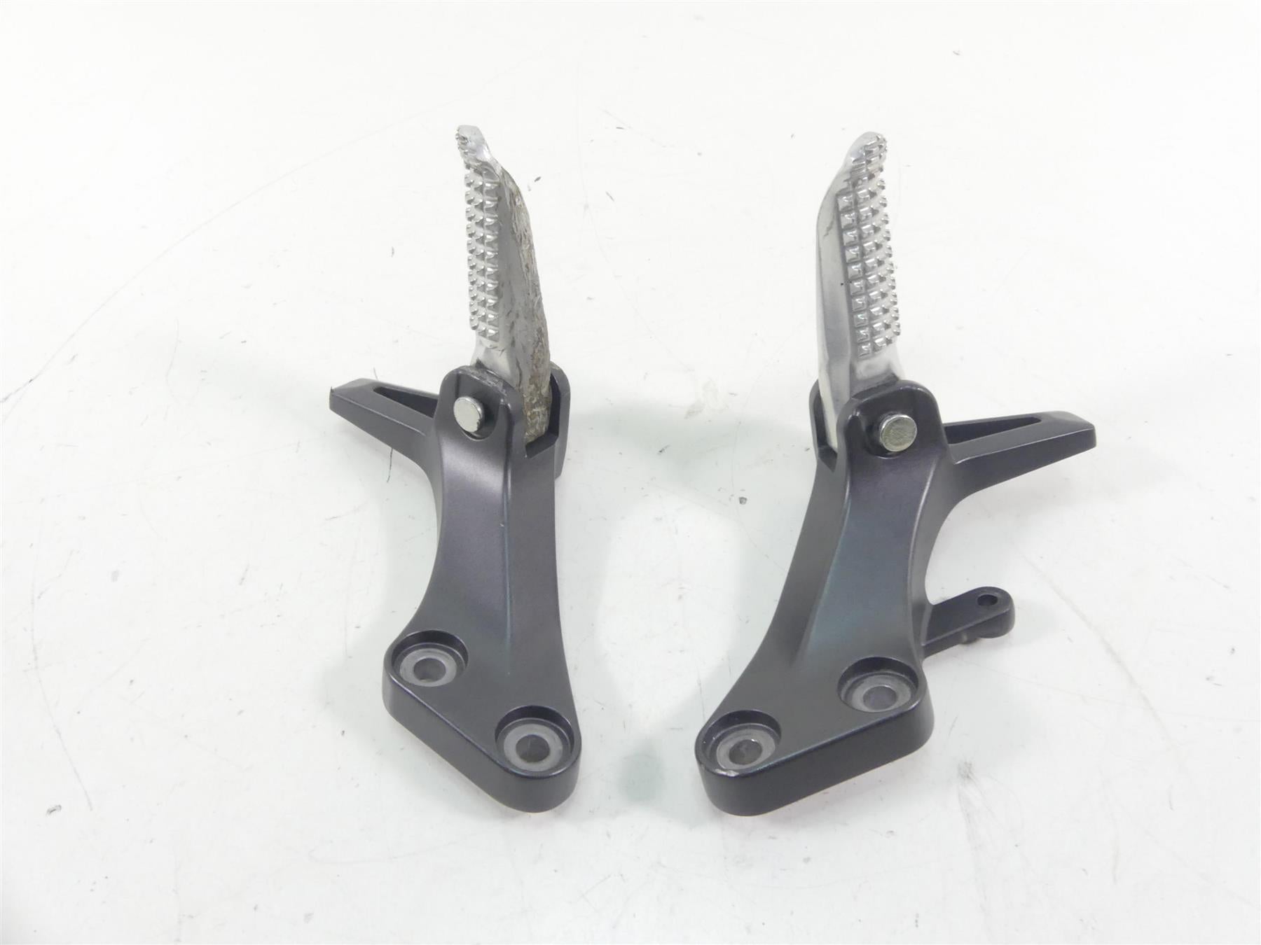 2022 Yamaha MT09 FZ09 Rear Passenger Footpeg Set - Read B7N-2741L-00-00