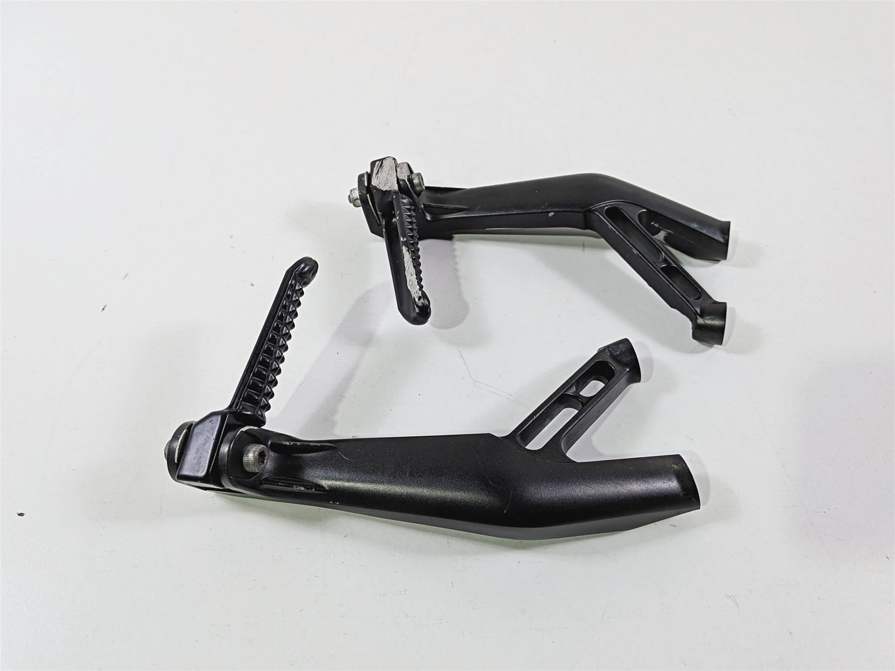 2016 Yamaha YZF R1 RN32 Rear Passenger Foot Peg Set 2CR-2741L-00-00 2CR-2742L-00 {{ shop.shopifyCountryName }} - Mototech271