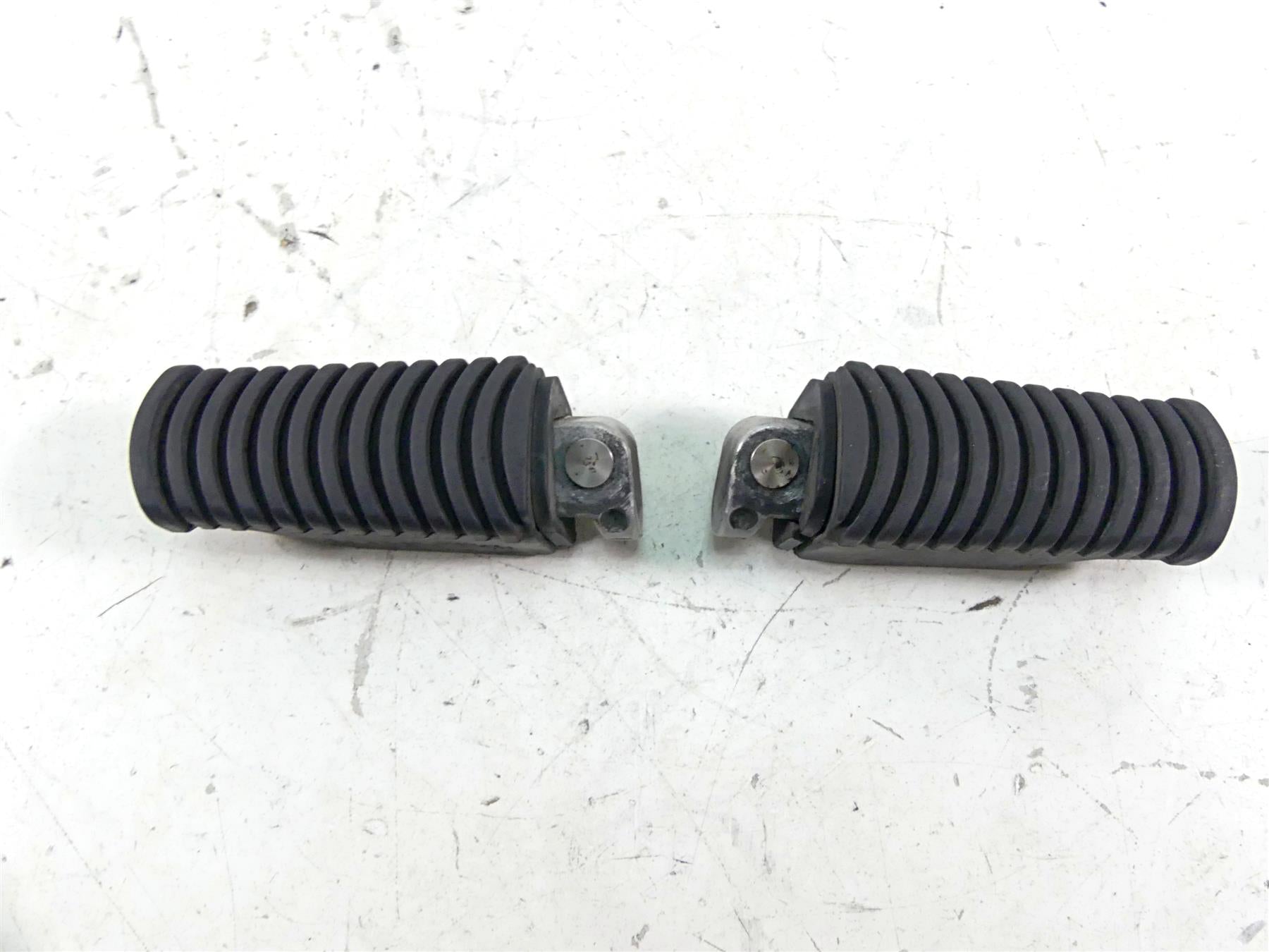 2009 BMW R1200 GS K25 Rear Footpeg Foot Rest Set 46712310403 46712310404 {{ shop.shopifyCountryName }} - Mototech271