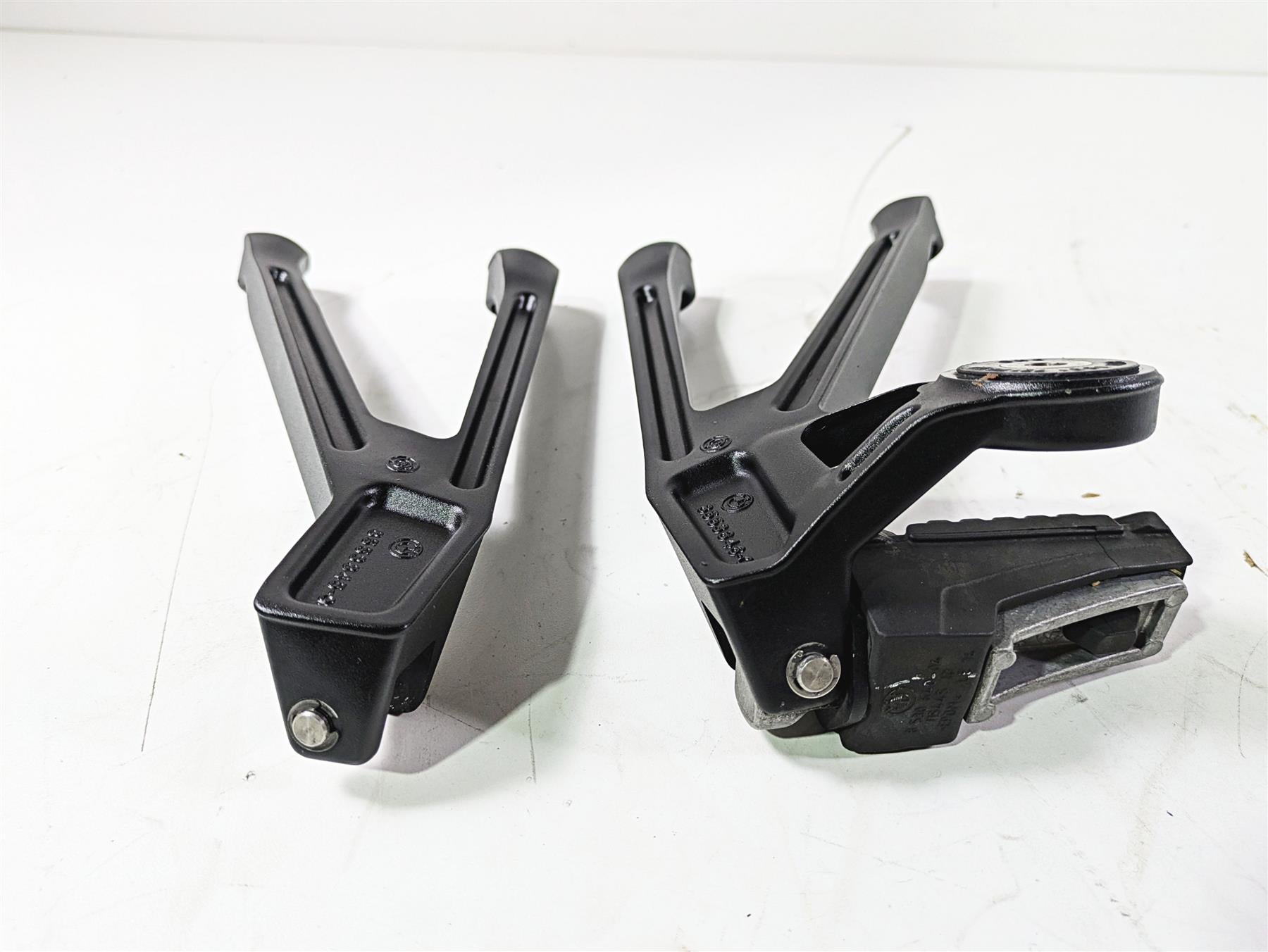 2019 BMW S1000XR K49 Rear Passenger Footpeg Set - Read 46718553845 46718553846 {{ shop.shopifyCountryName }} - Mototech271