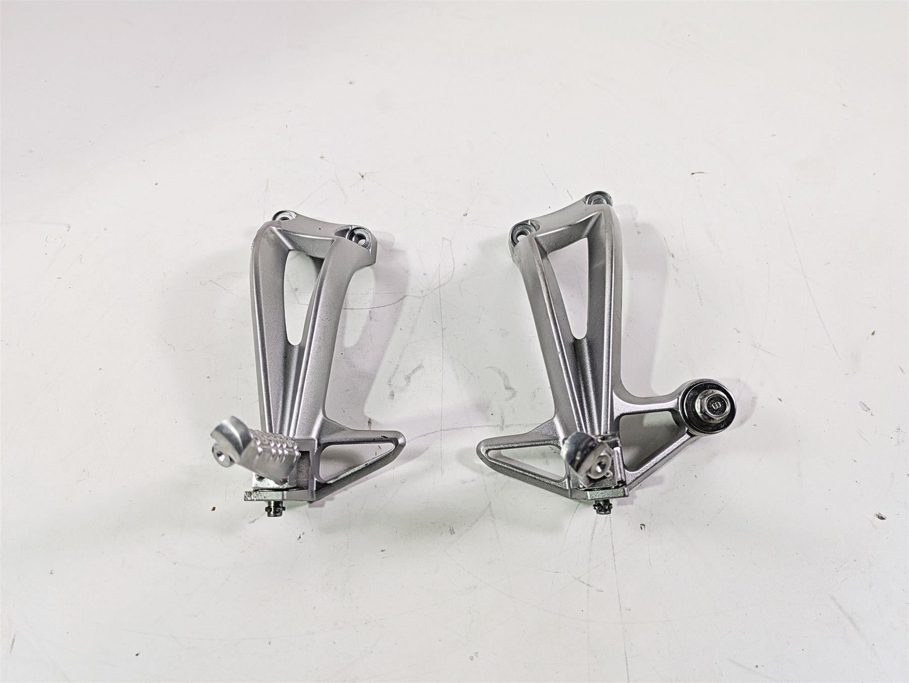 2009 Yamaha FZ1 FZS10 Fazer Rear Passenger Footpeg Set 2D1-2741L-00-00 {{ shop.shopifyCountryName }} - Mototech271