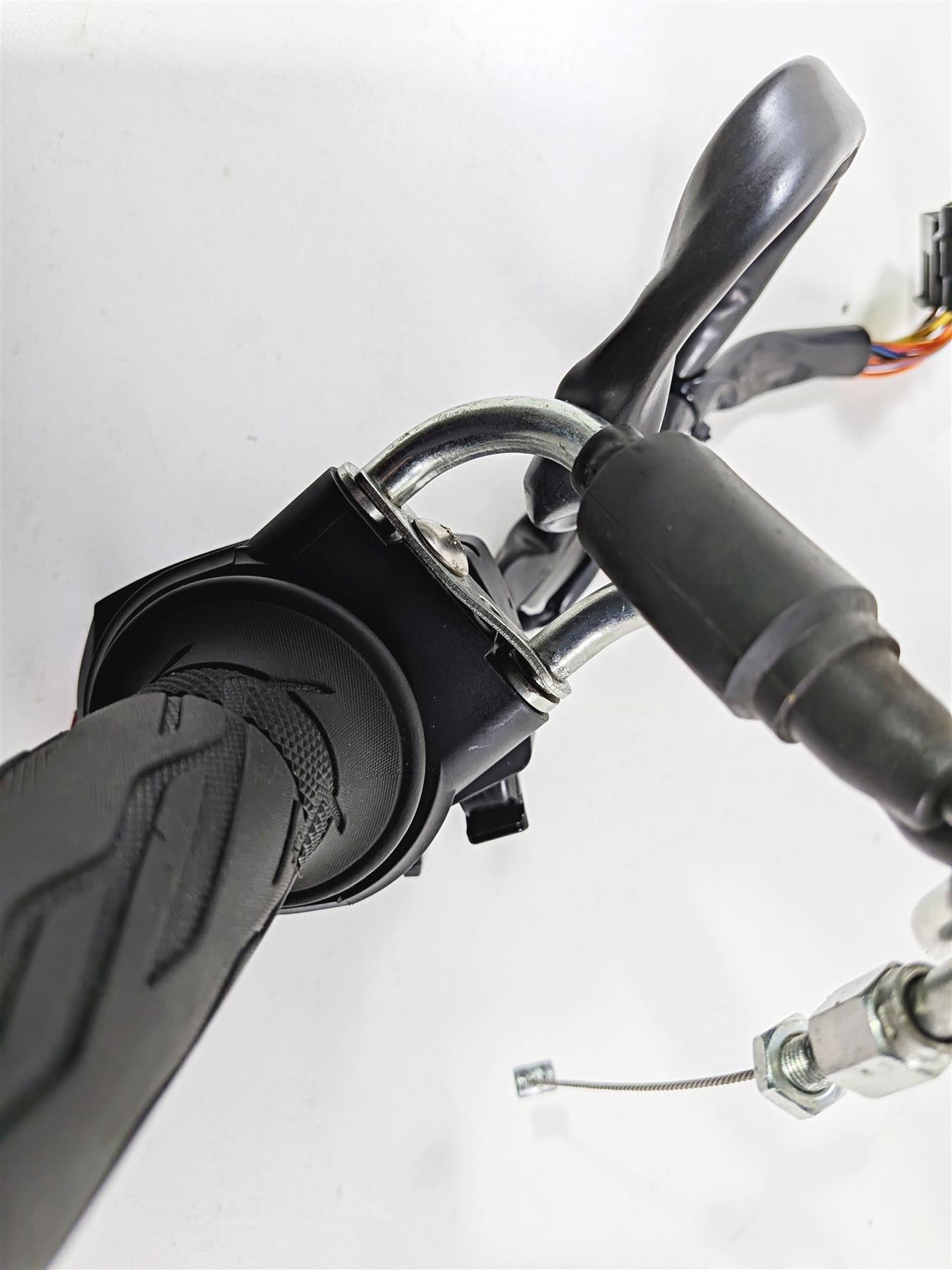 2024 Suzuki GSXR 600 Right Hand Control Switch & Throttle Grip 37200-47H30 {{ shop.shopifyCountryName }} - Mototech271