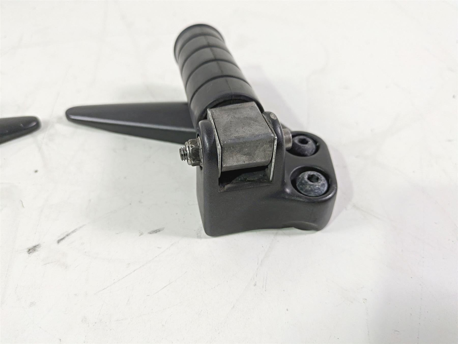 2008 Yamaha XVS1300 V-Star Tourer Rear Passenger Footpeg Set 3D8-27430-00-00 {{ shop.shopifyCountryName }} - Mototech271