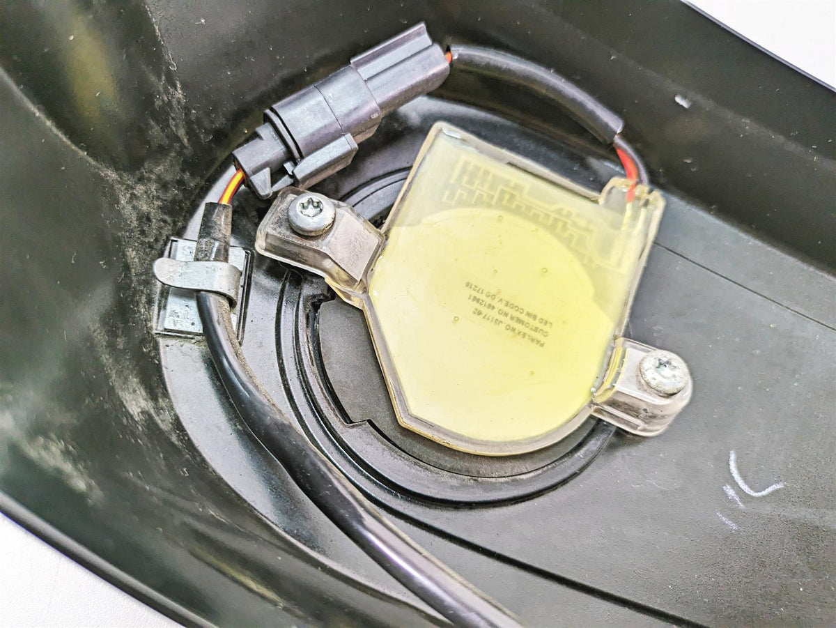 2018 Harley Touring FLHXSE CVO Street Glide Gas Tank Cover & Led Light 70900453 {{ shop.shopifyCountryName }} - Mototech271
