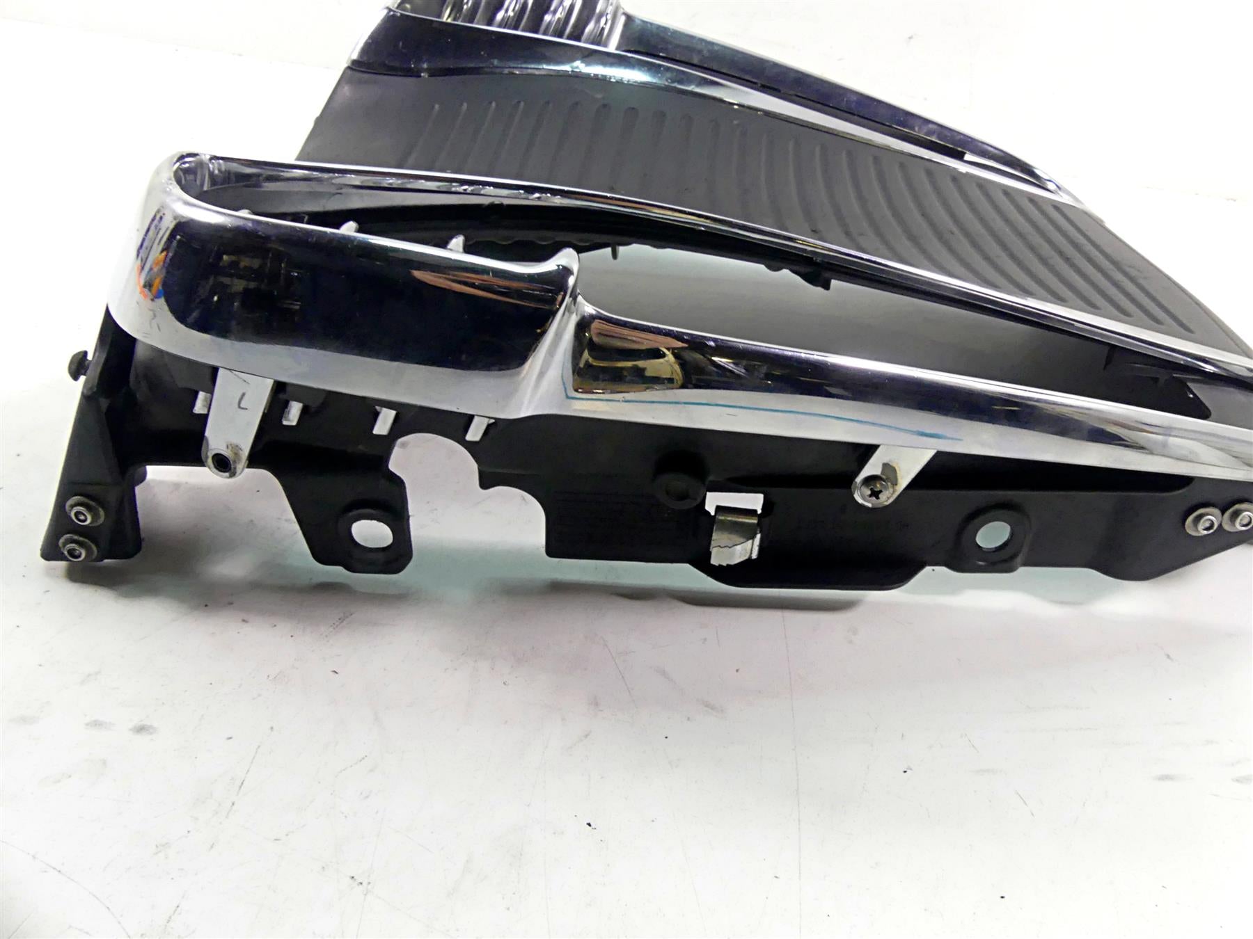 2005 Harley VRSCSE CVO V-Rod Radiator Center Cover Fairing Cowl 26788-01 {{ shop.shopifyCountryName }} - Mototech271