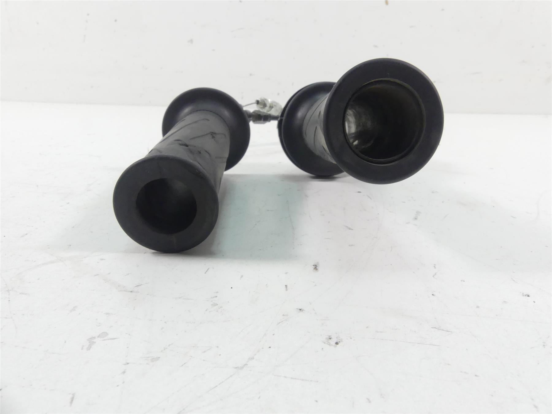 2008 Yamaha FZ1 Fazer Hand Throttle Grip Cable Set 4YR-26240-02-00 4YR-26240-03 {{ shop.shopifyCountryName }} - Mototech271