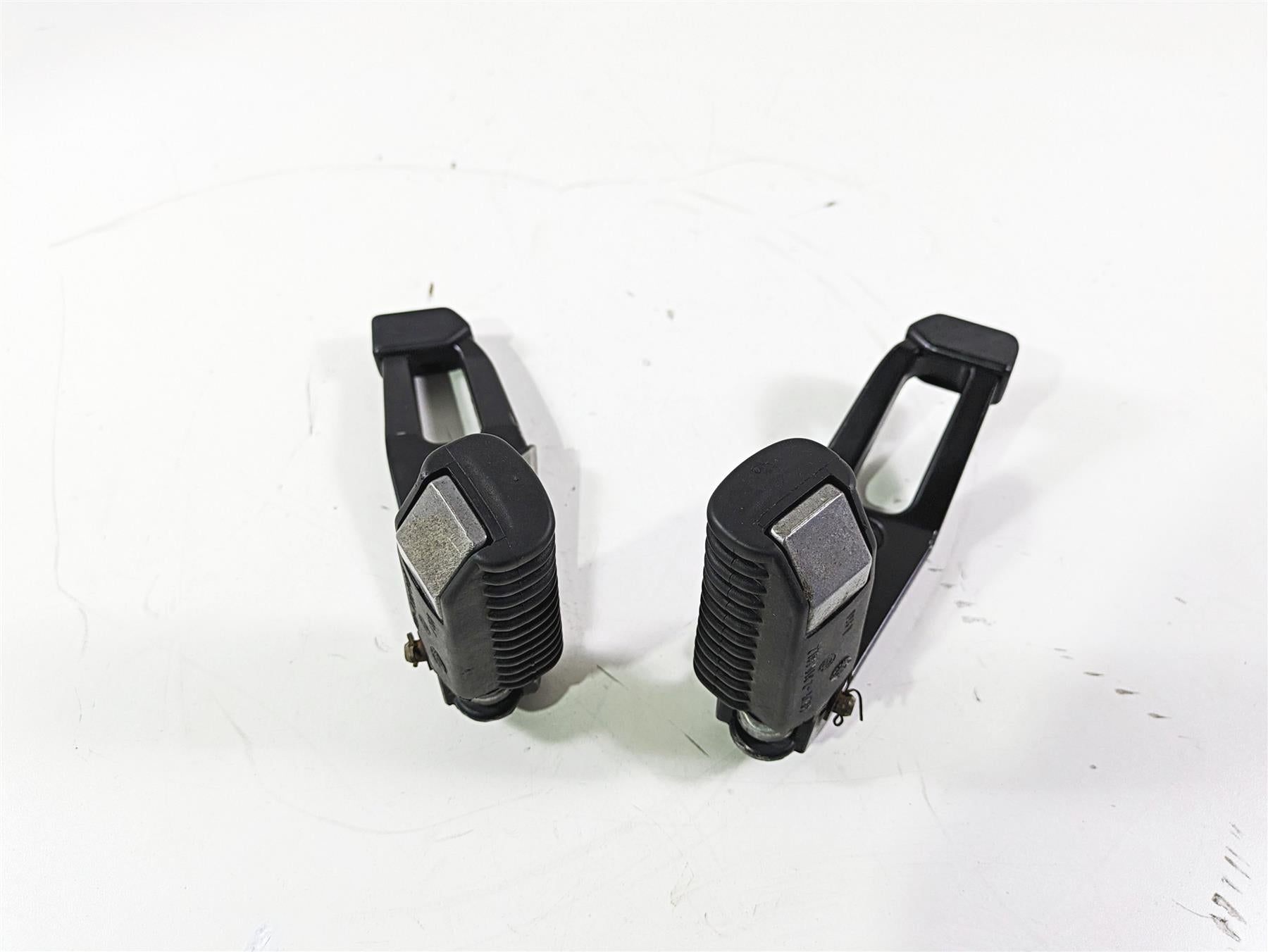 2004 BMW R1150GS R21 Passenger Footpeg Foot Peg Set 46712314761 46712314762 {{ shop.shopifyCountryName }} - Mototech271