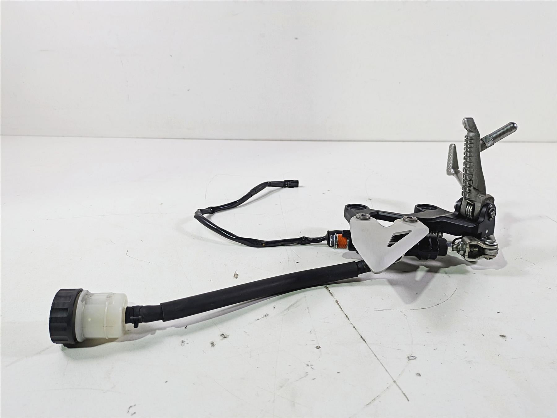 2023 Kawasaki EX400 Ninja Right Footpeg + Brake Lever Master Cylinder 35063-1408 {{ shop.shopifyCountryName }} - Mototech271