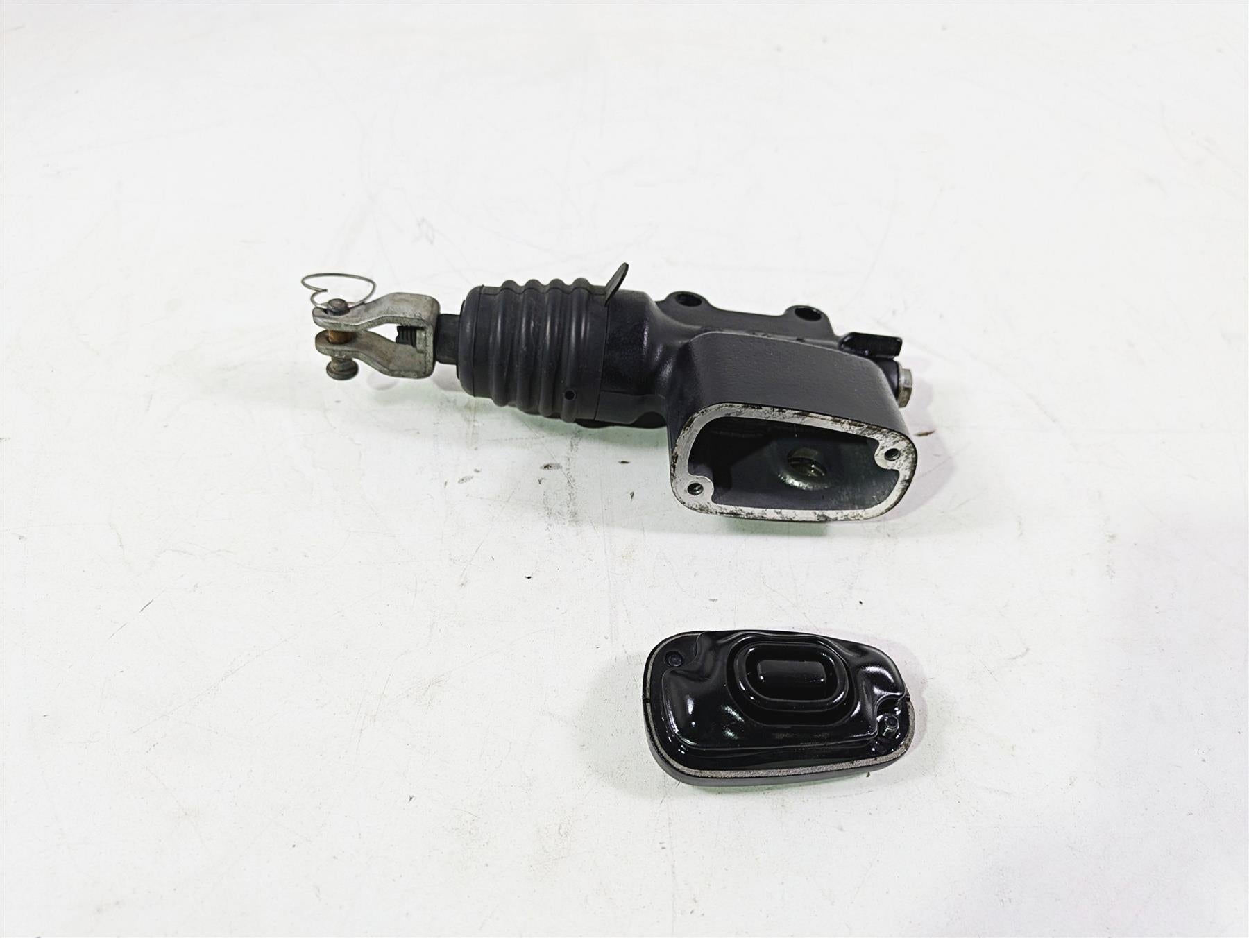2018 Harley FXBR Softail Breakout Rear Brake Master Cylinder 5/8" 41700460 {{ shop.shopifyCountryName }} - Mototech271