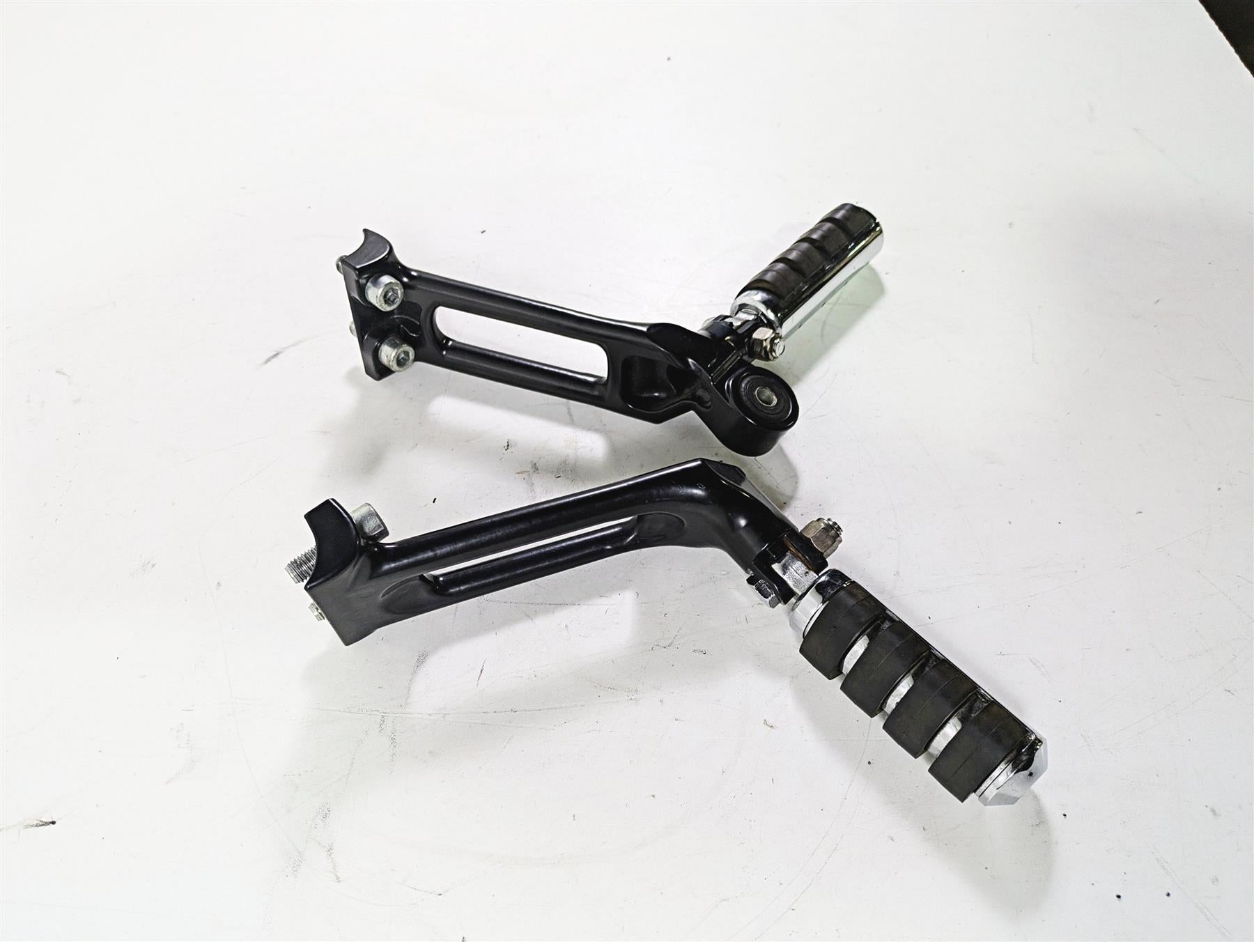 2006 Harley VRSCR Street V-Rod Passenger Footpeg Rest Set R 51087-06 L 51088-06 {{ shop.shopifyCountryName }} - Mototech271