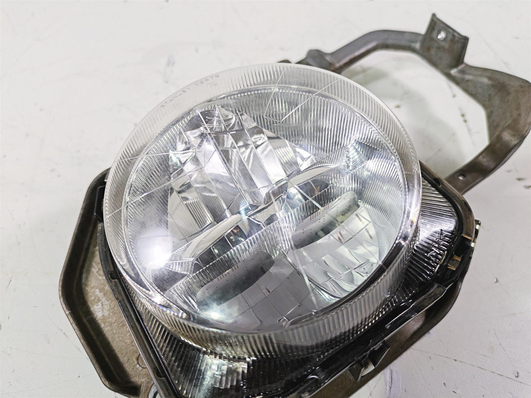 2022 Yamaha YXZ1000 R Left Headlight Mount & One Lamp 2UD-84300-00-00 {{ shop.shopifyCountryName }} - Mototech271