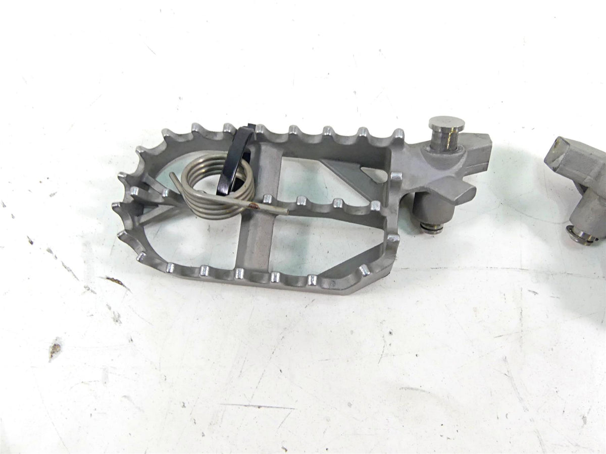 2016 BMW R1200GS Adv K51 Rider Footpeg Foot Peg Set 46718529843 46718529844 {{ shop.shopifyCountryName }} - Mototech271