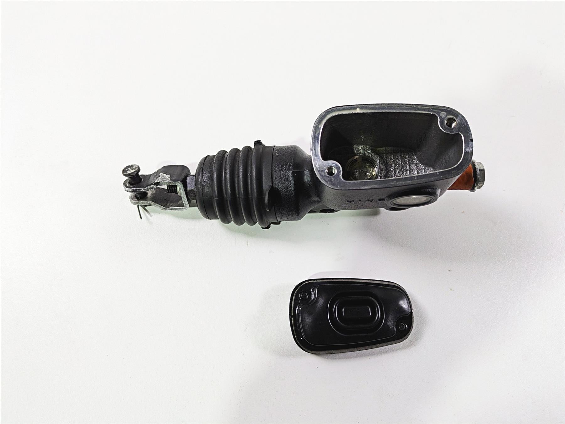 2019 Harley Softail FXDR 114 Rear Brake Master Cylinder 5/8" 41700460 {{ shop.shopifyCountryName }} - Mototech271