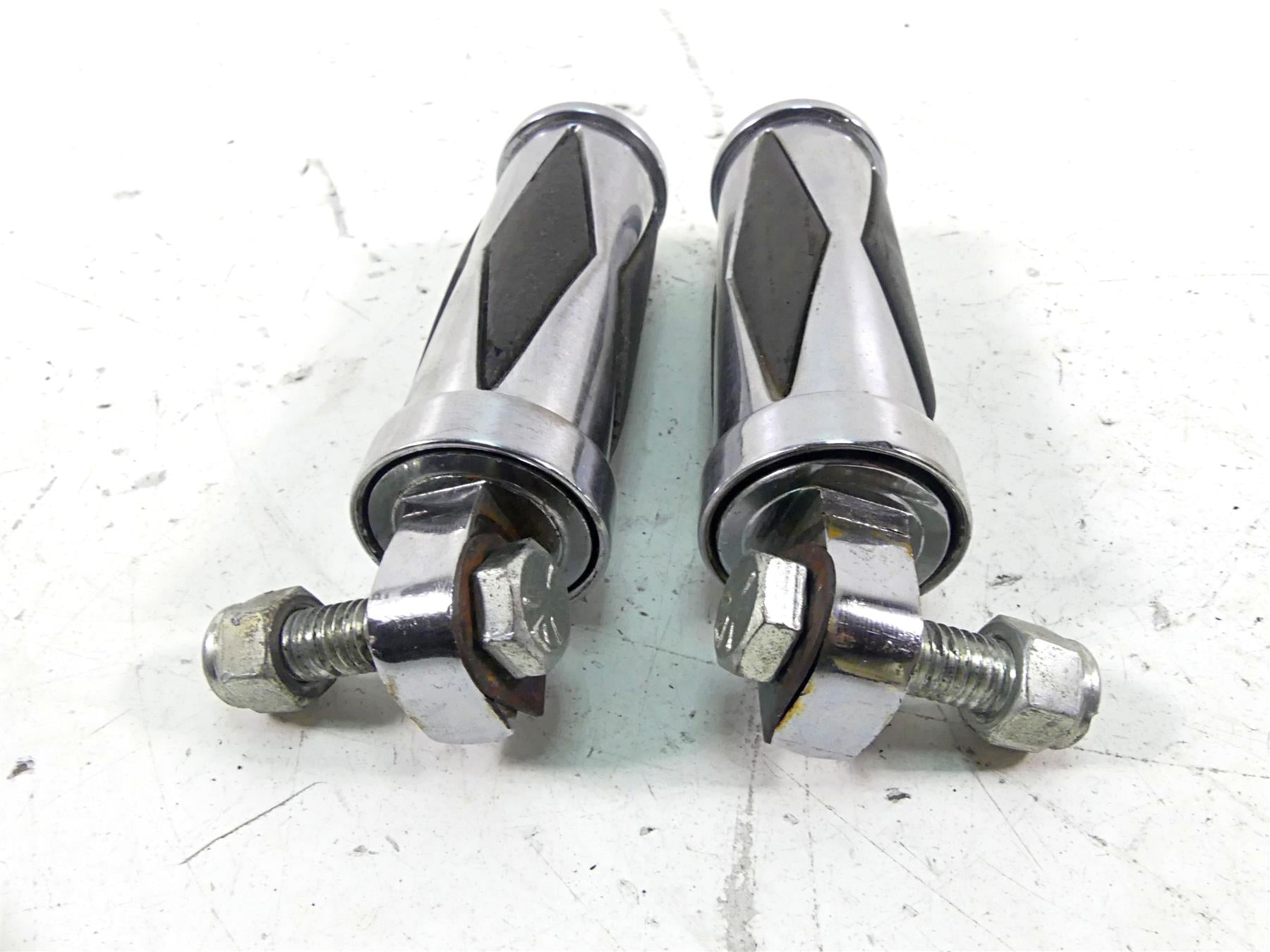 1997 Harley Sportster XL1200 C Rear Passenger Foot Peg Set {{ shop.shopifyCountryName }} - Mototech271