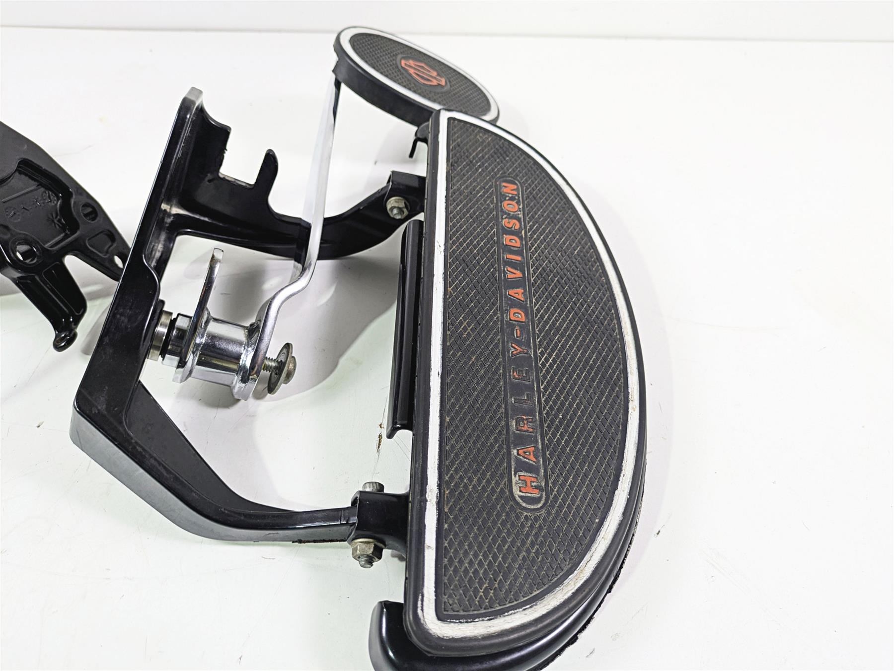 2014 Harley FLS Softail Slim Front Floorboard + Brake Pedal Shifter Set 42431-11 {{ shop.shopifyCountryName }} - Mototech271