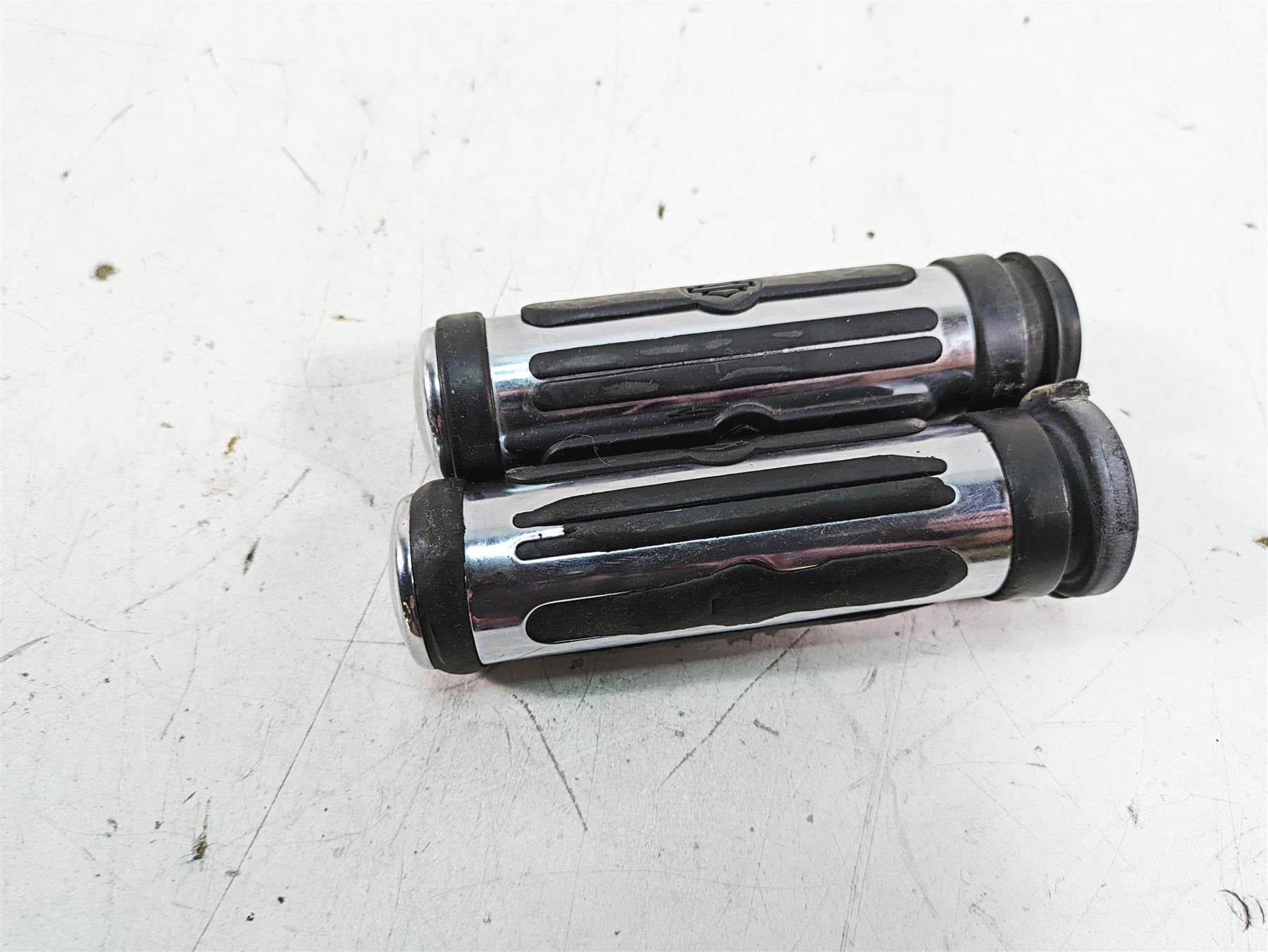 2008 Harley FLHTCU Electra Glide Oem Chrome Rubber Hand Grip Set 56246-08 {{ shop.shopifyCountryName }} - Mototech271