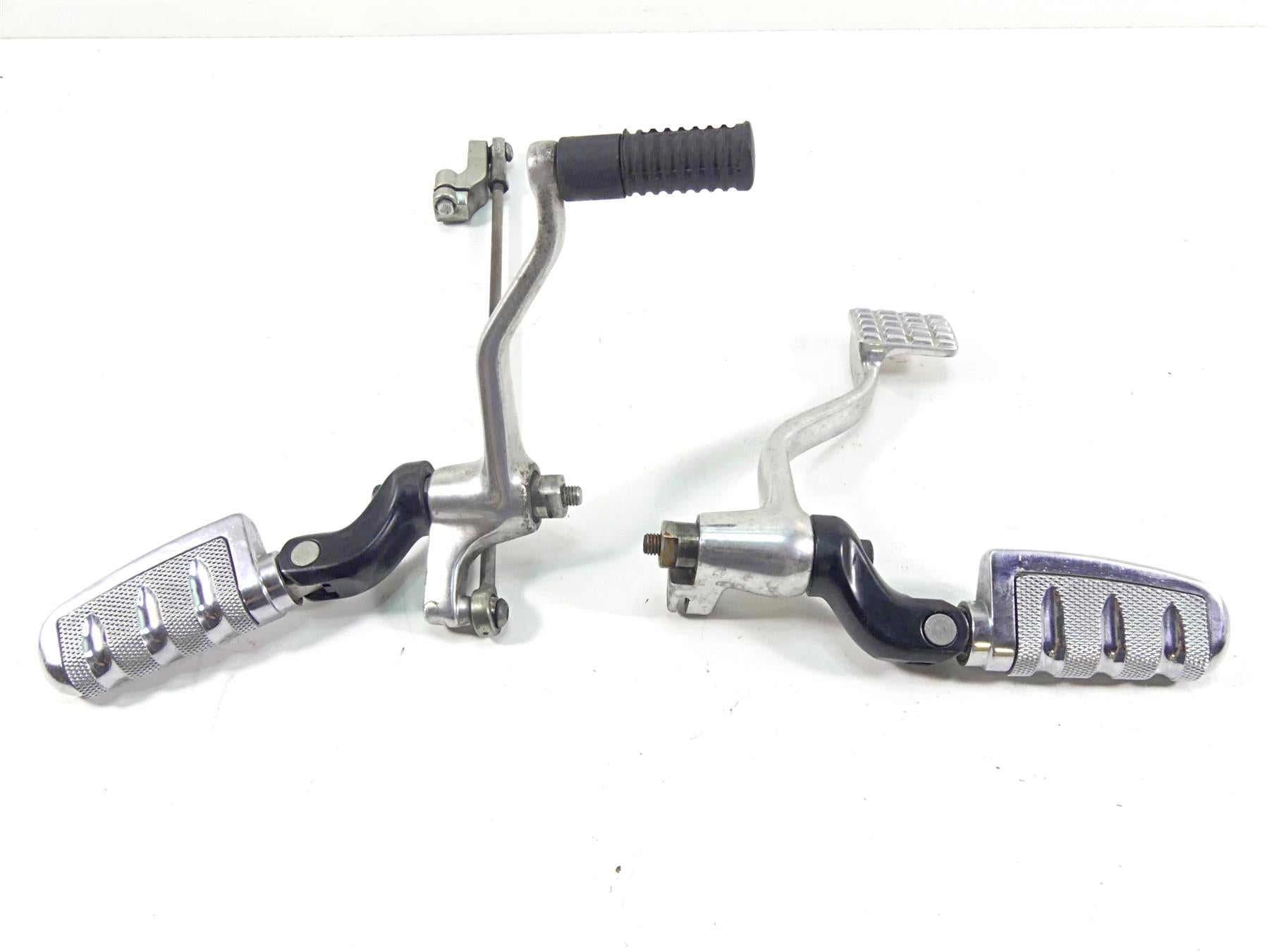 2013 Harley VRSCF Muscle Vrod Left Right Footpeg Foot Peg Rest Set 54046-12